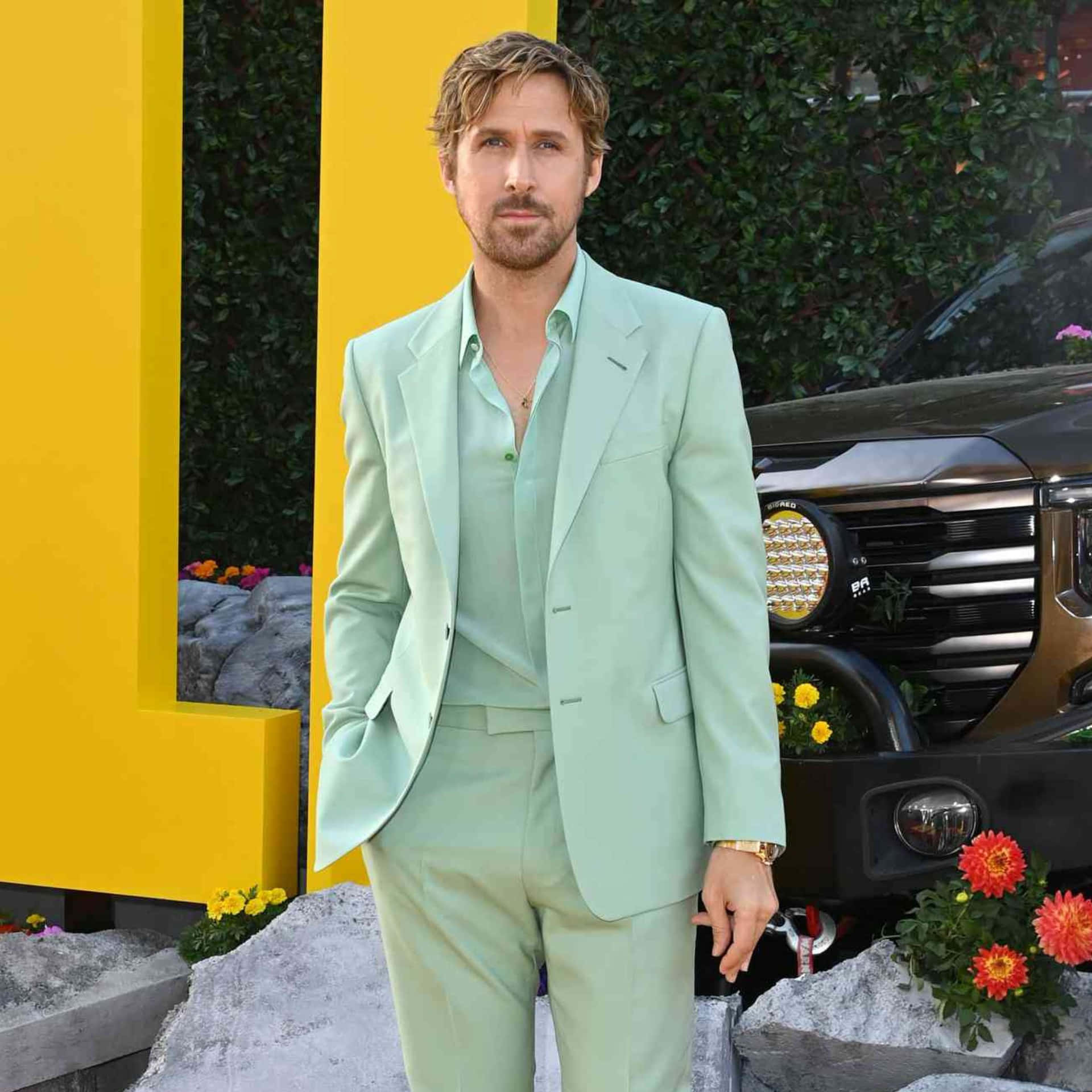 Ryan Gosling Mint Green Suit Wallpaper