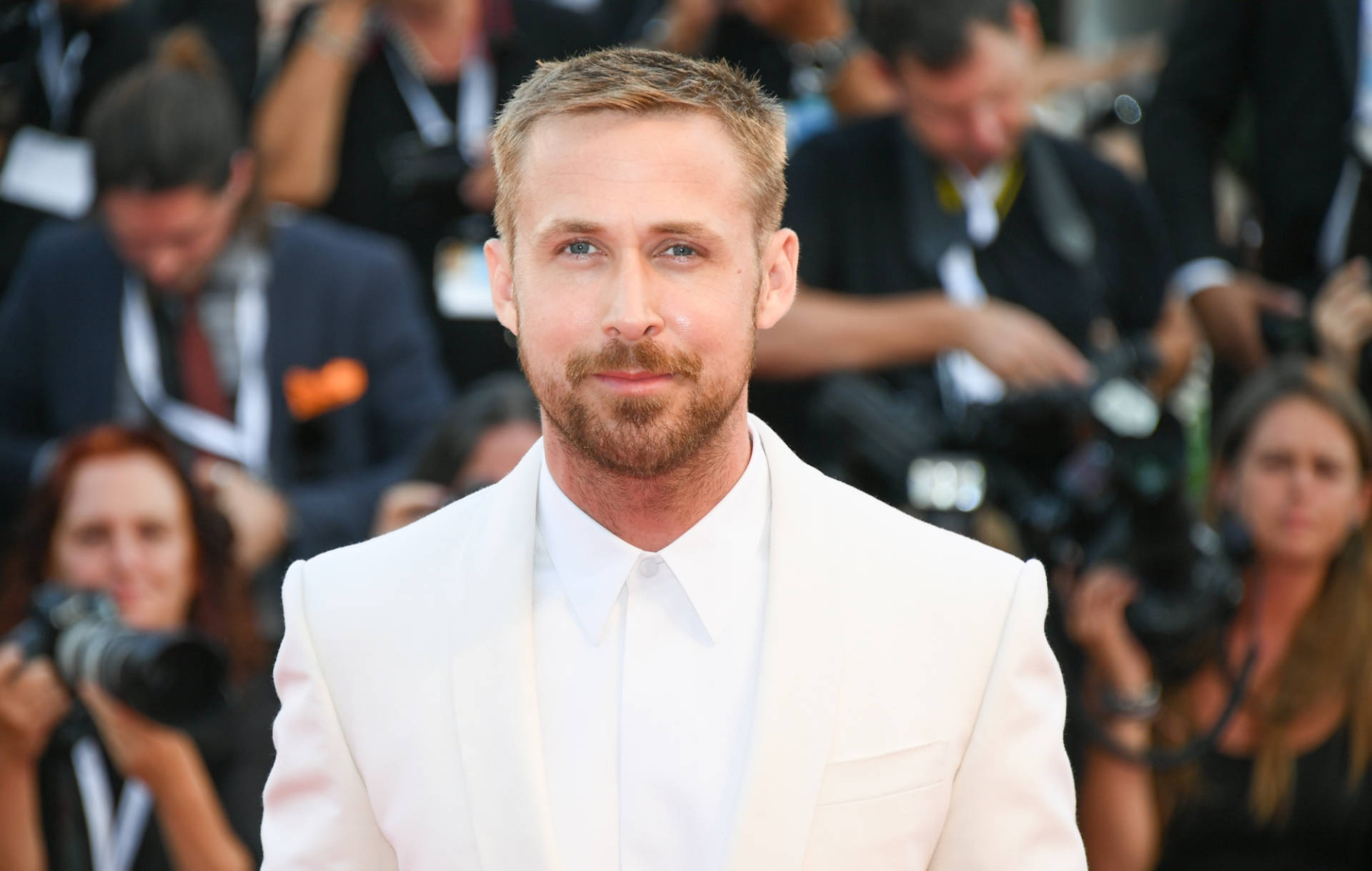 Ryan Gosling White Suit Wallpaper
