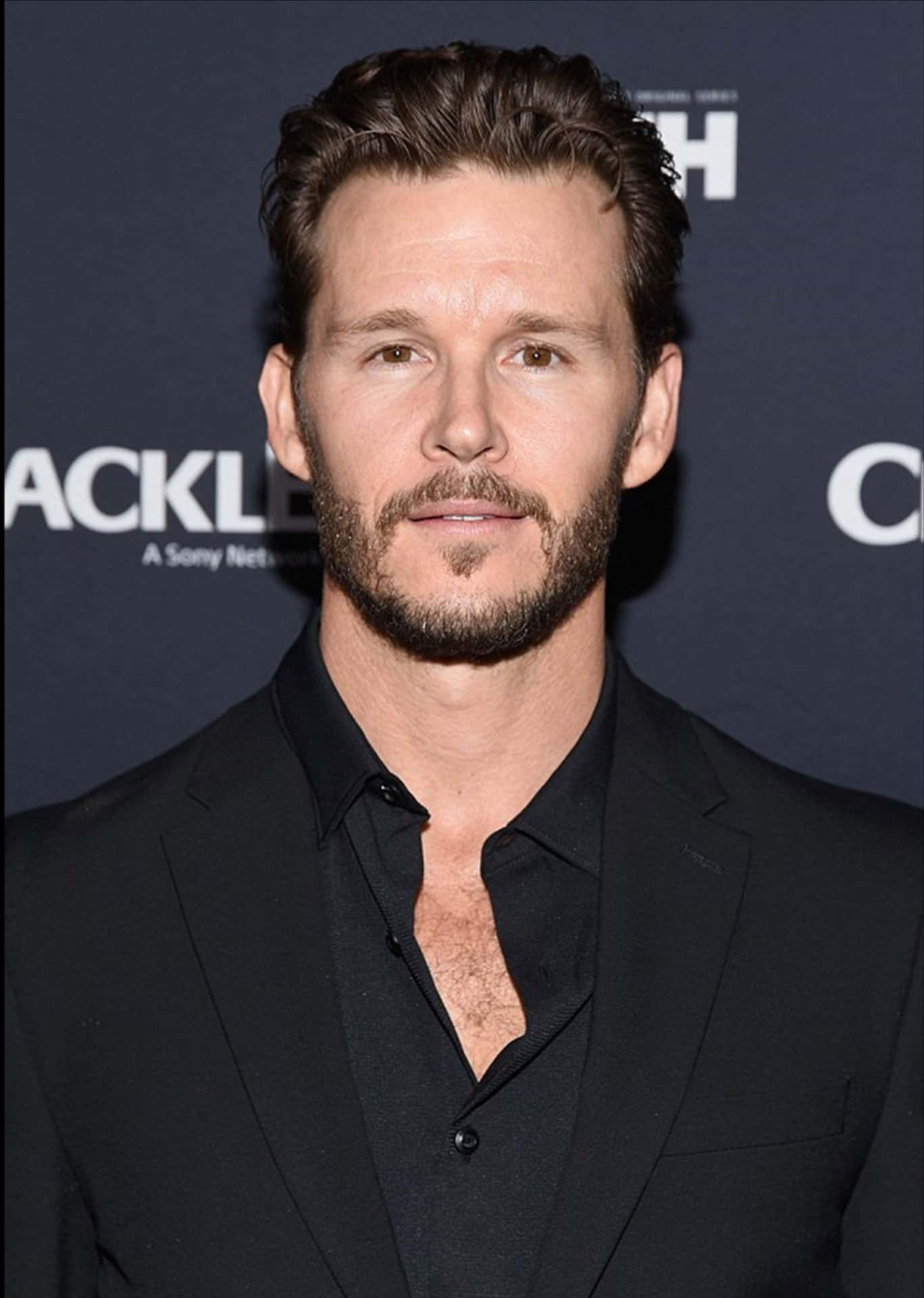 Ryan Kwanten Zwart Pak Evenement Achtergrond