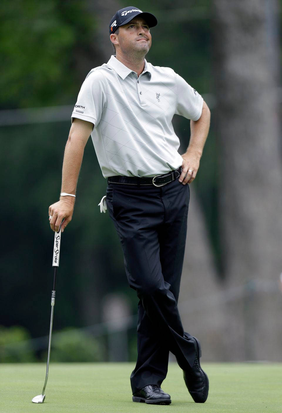 Ryanpalmer Mirando Hacia Arriba Apoyado En Su Palo De Golf Fondo de pantalla