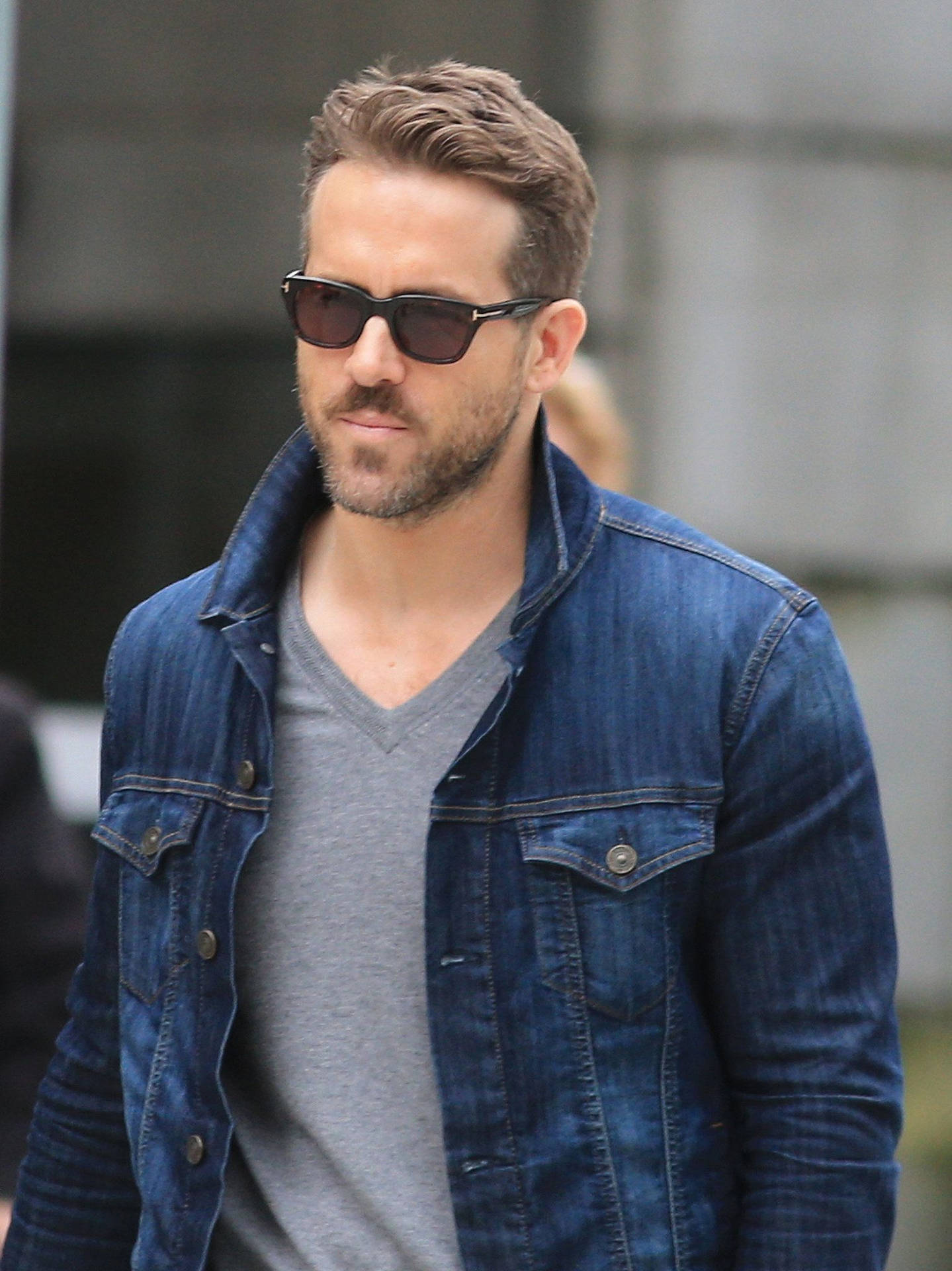 Ryan Reynolds In Denim Jacket Wallpaper