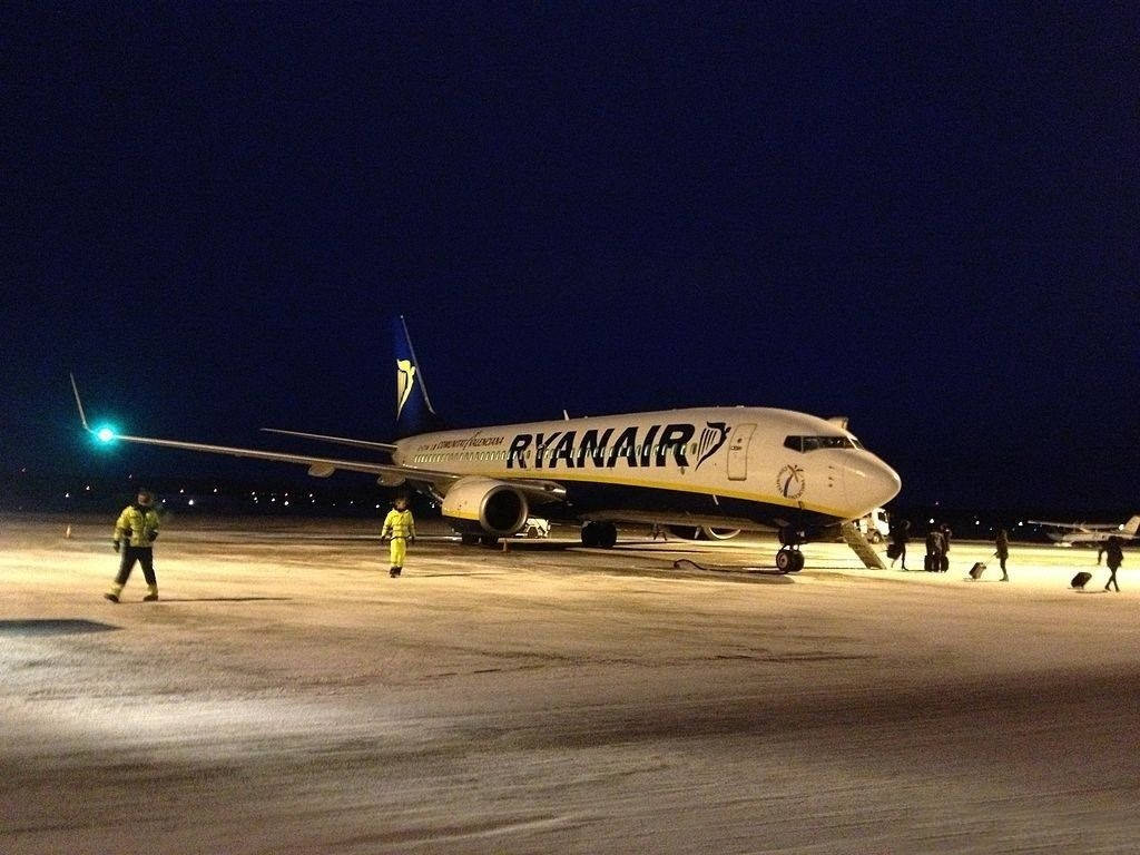 Aviónde Ryanair Por La Noche. Fondo de pantalla