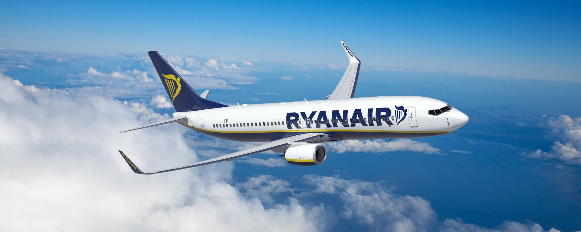 Aviónde Ryanair En El Cielo Fondo de pantalla
