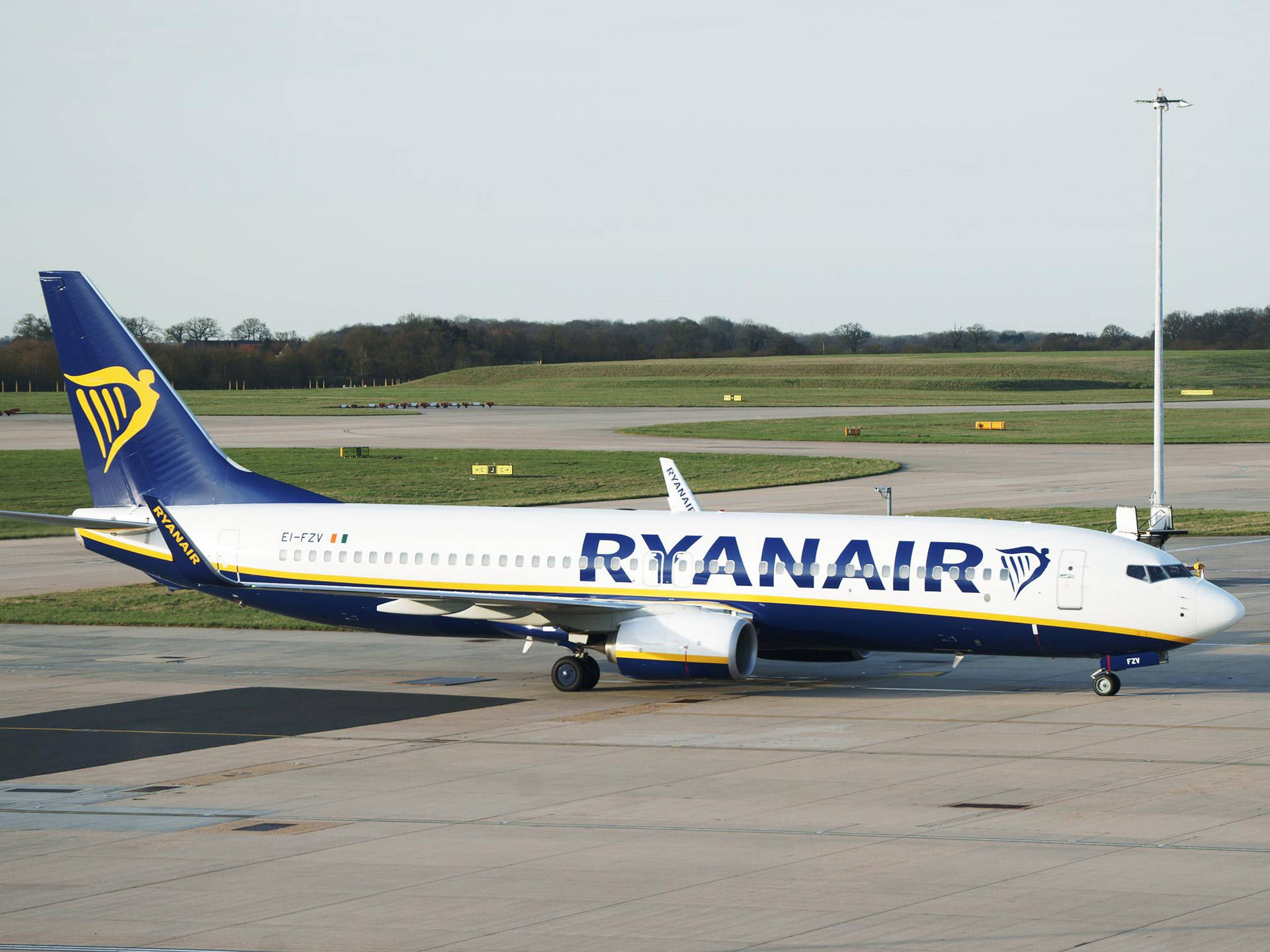 Aviónde Ryanair En La Pista De Un Aeropuerto Fondo de pantalla
