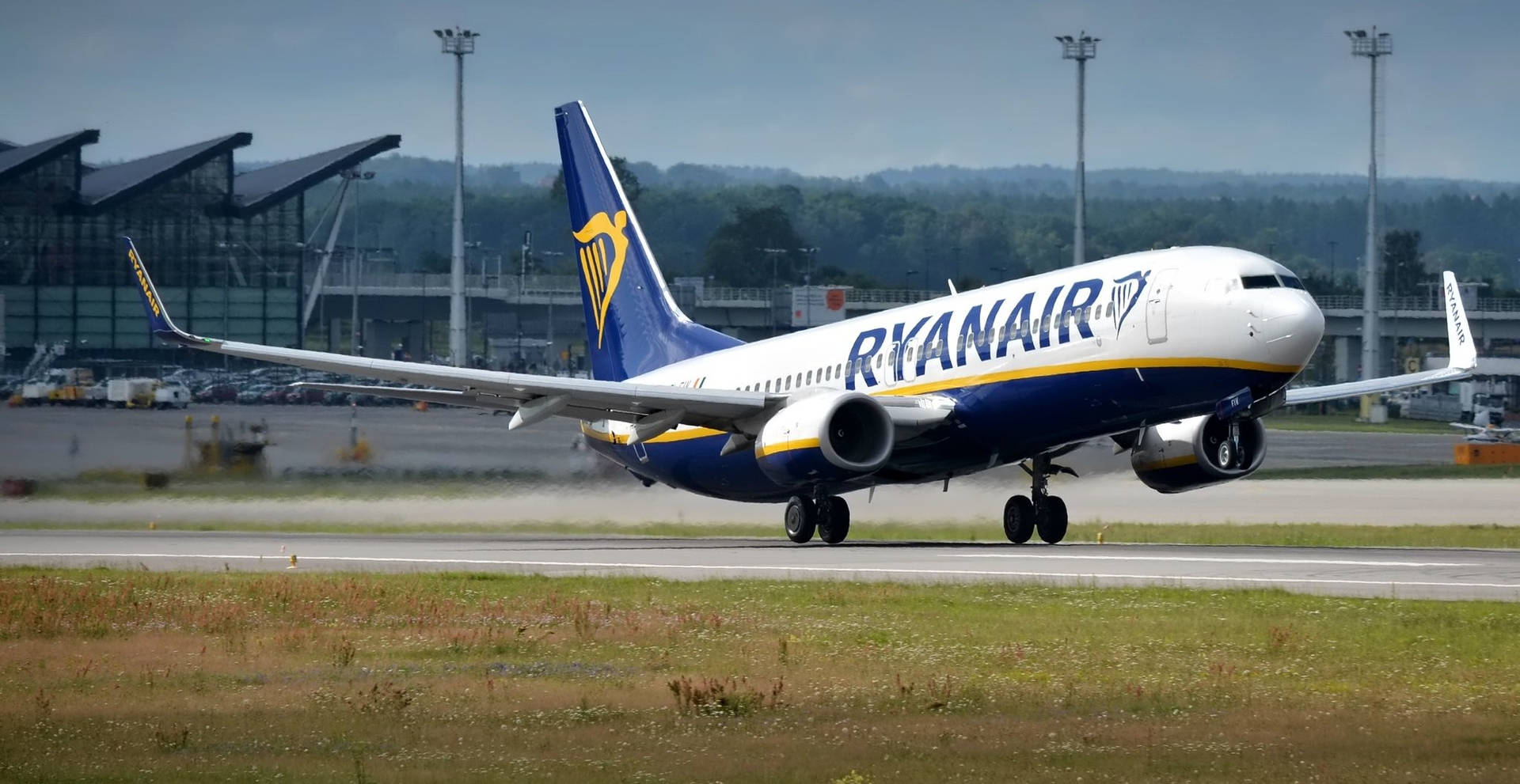Aviónde Ryanair En La Pista Con Césped Fondo de pantalla