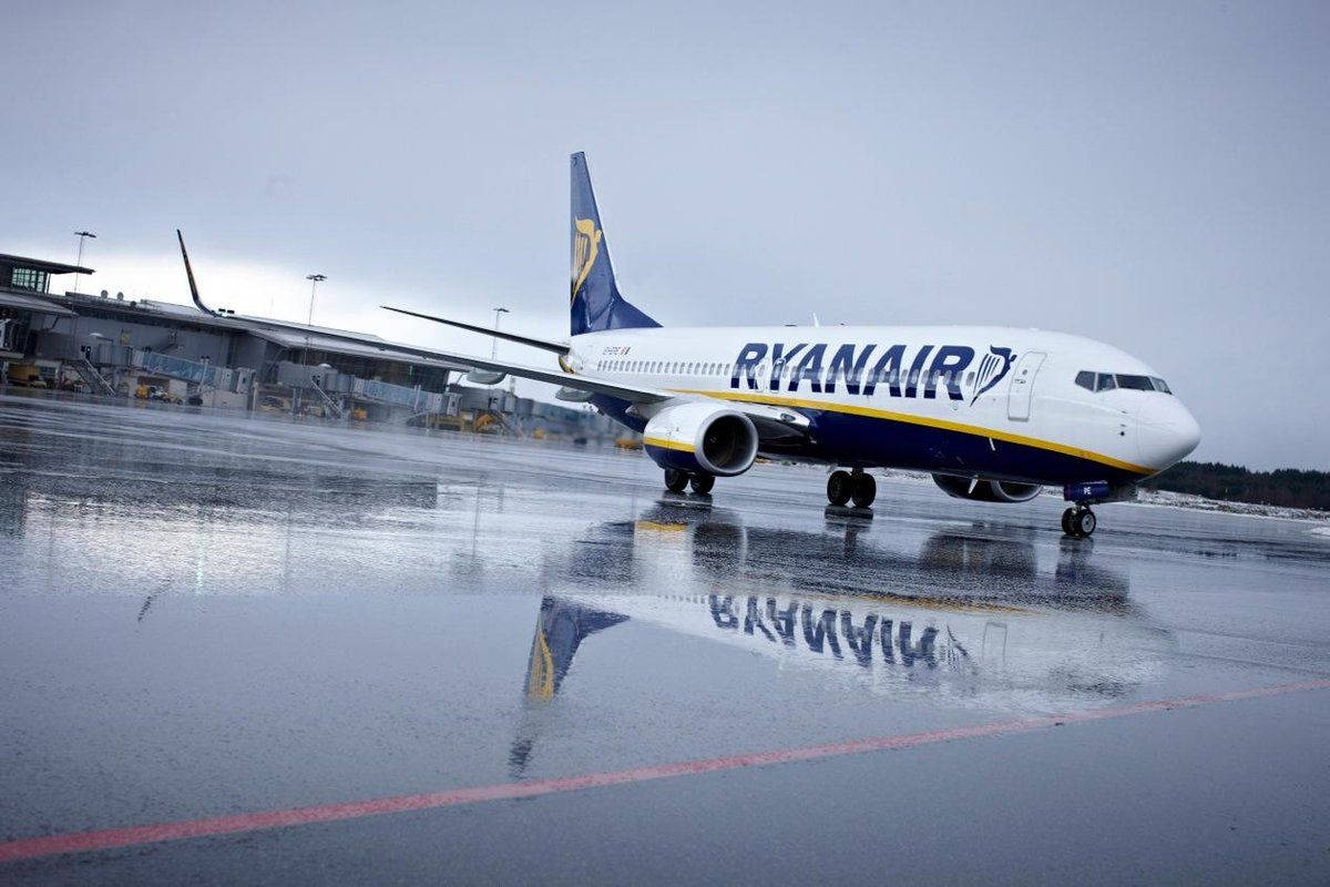 Ryanair fly på våd rullevej Wallpaper