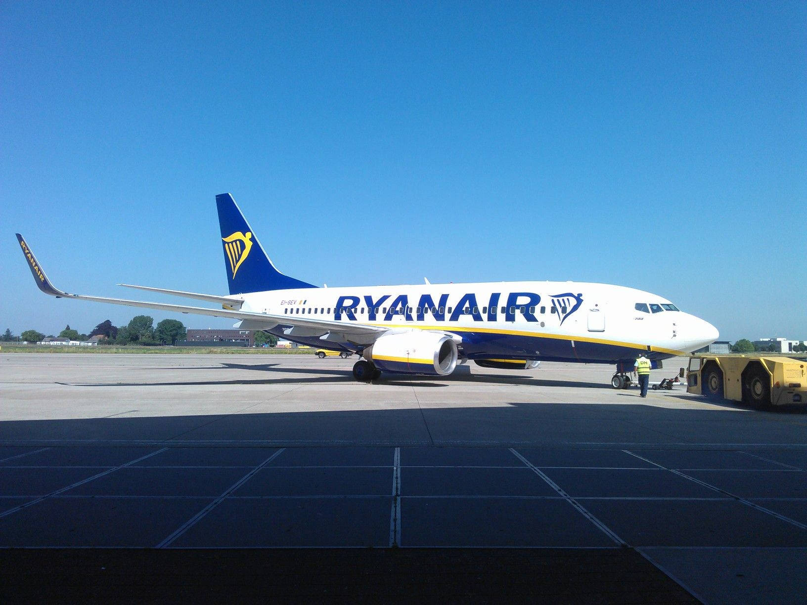 Aviónde Ryanair Bajo Cielo Despejado Fondo de pantalla