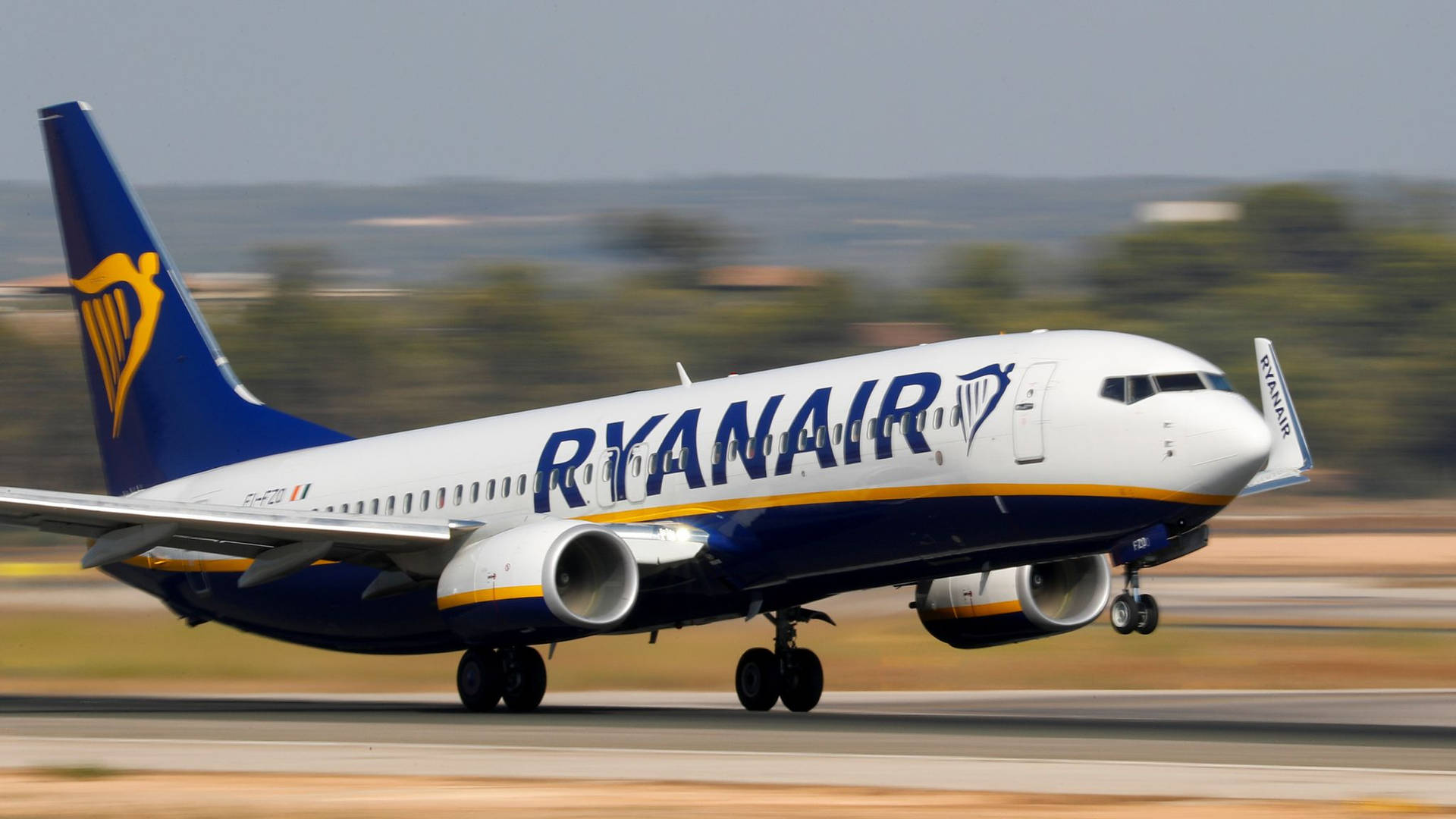 Ryanair Airplane Zooming Blur Effect Wallpaper