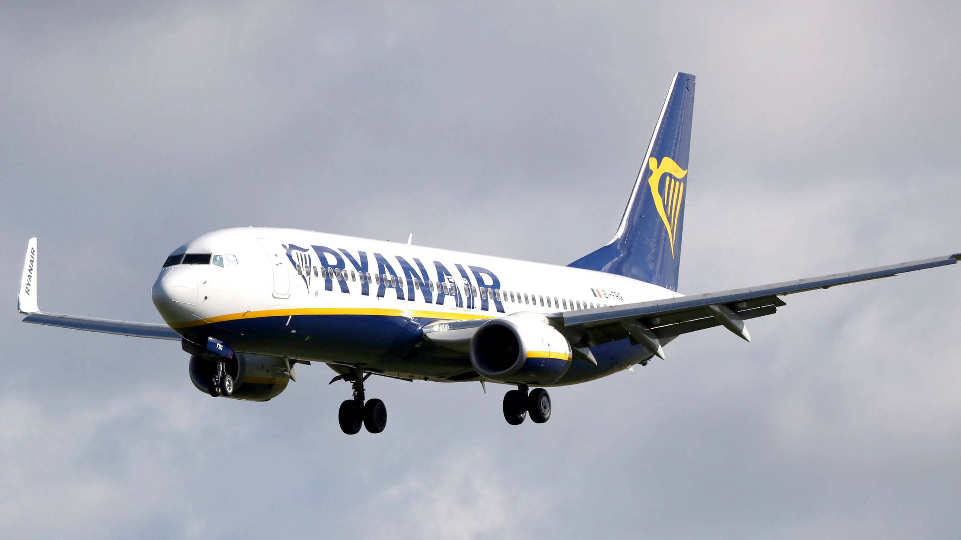 Ryanair Descending Airplane Wallpaper
