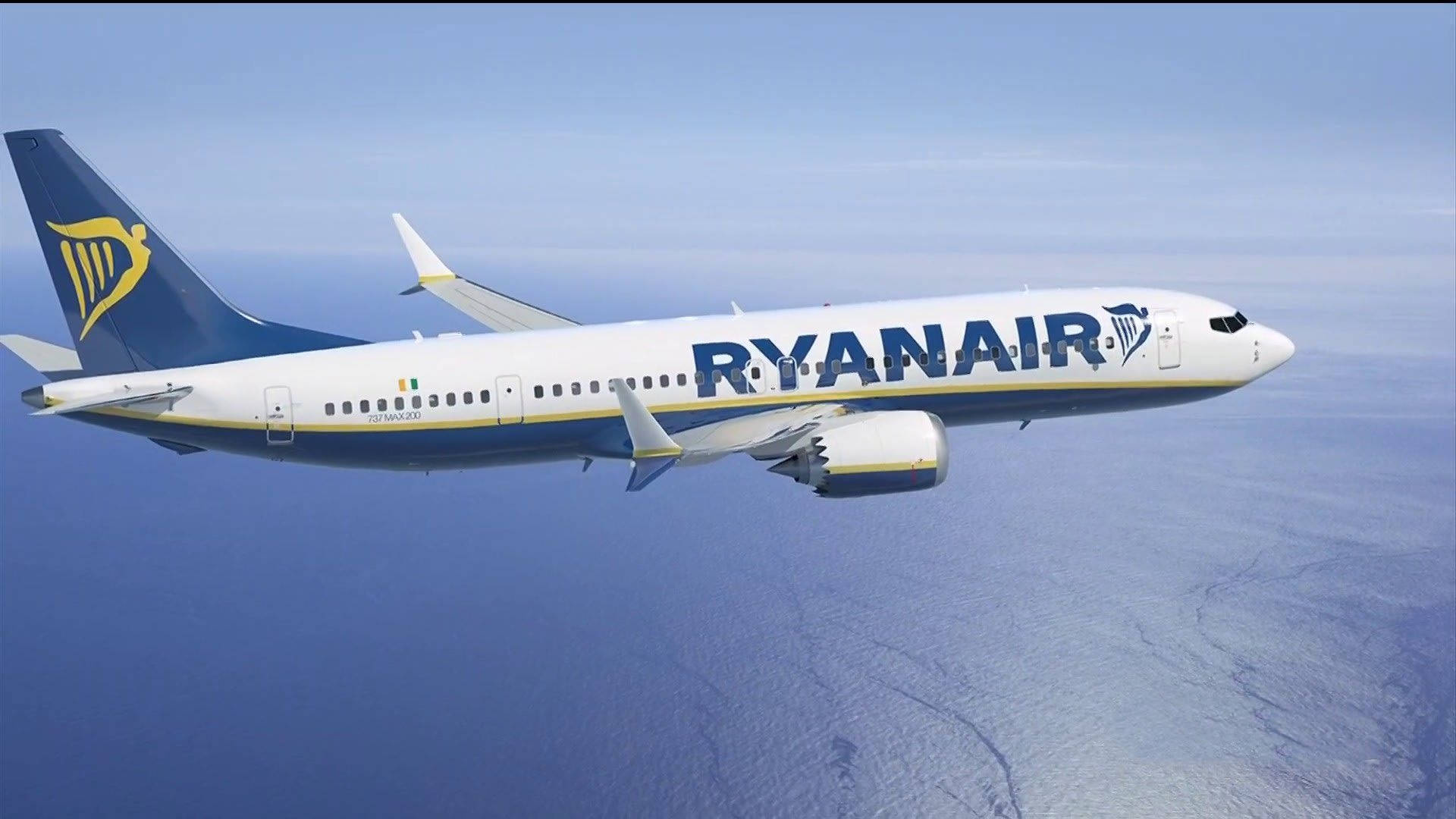 Ryanairflyger Över Havet. Wallpaper