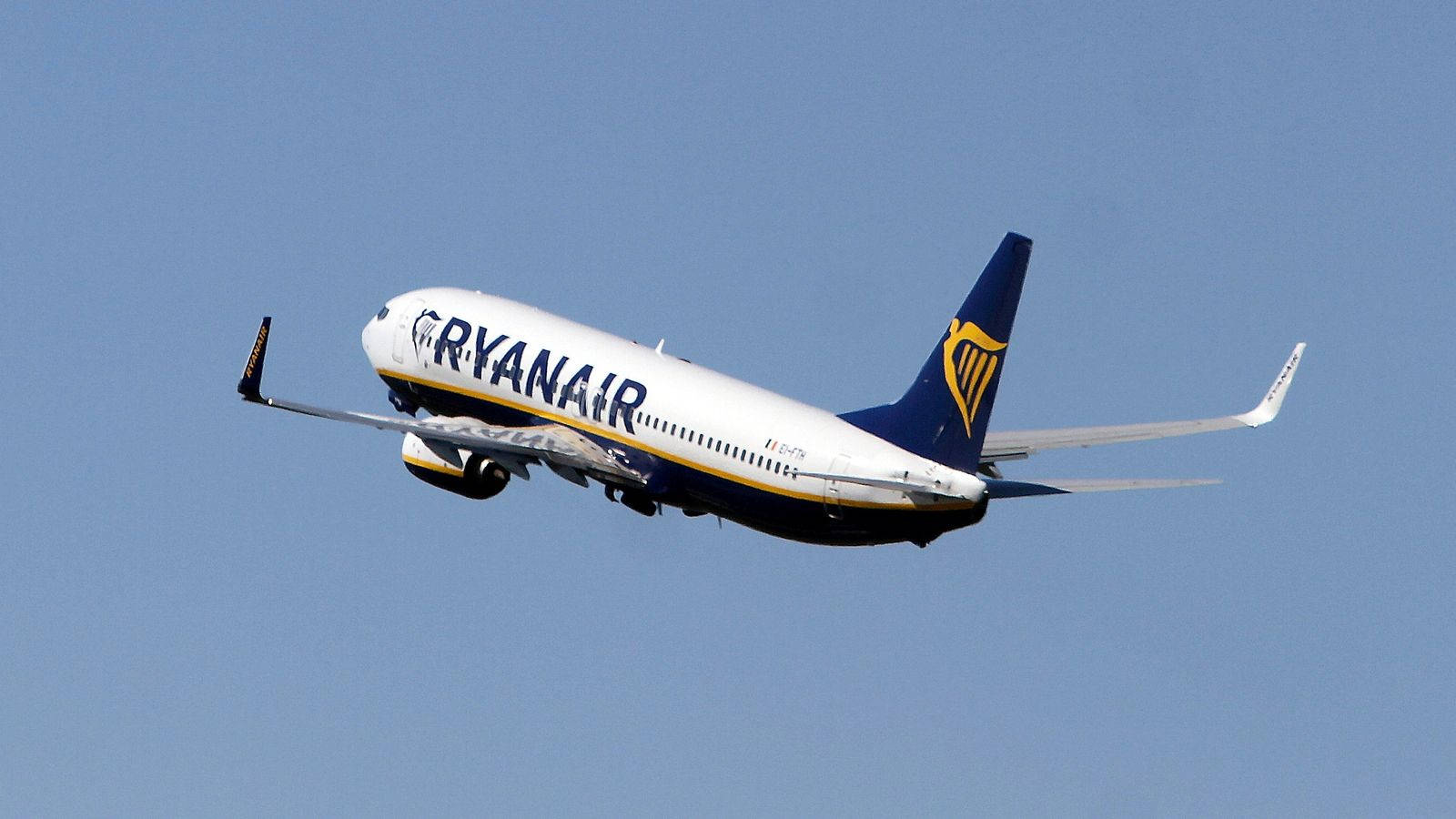 Ryanairvolando Hacia Arriba En El Cielo. Fondo de pantalla