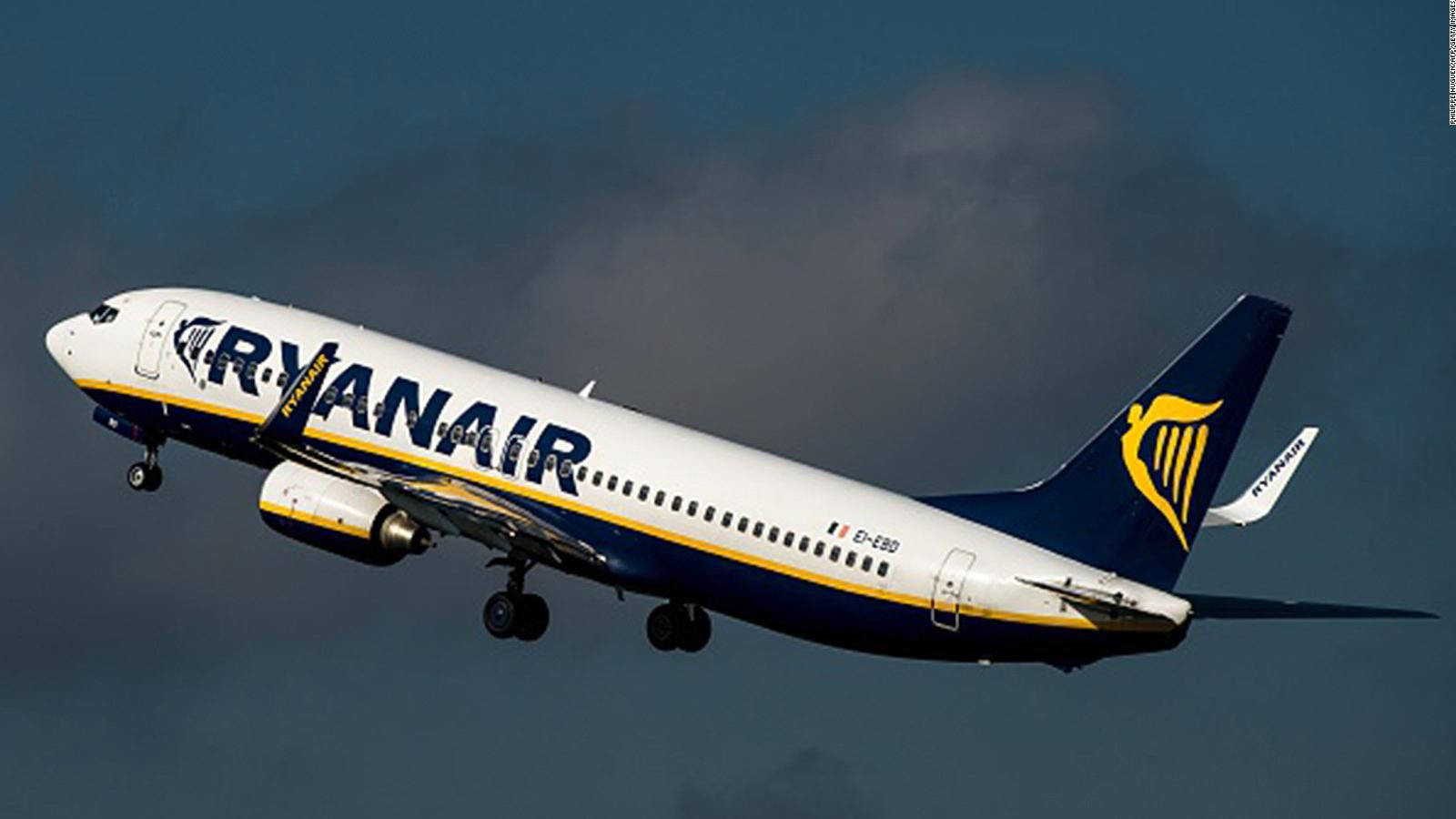 Ryanairsullo Sfondo Scuro Del Cielo Sfondo