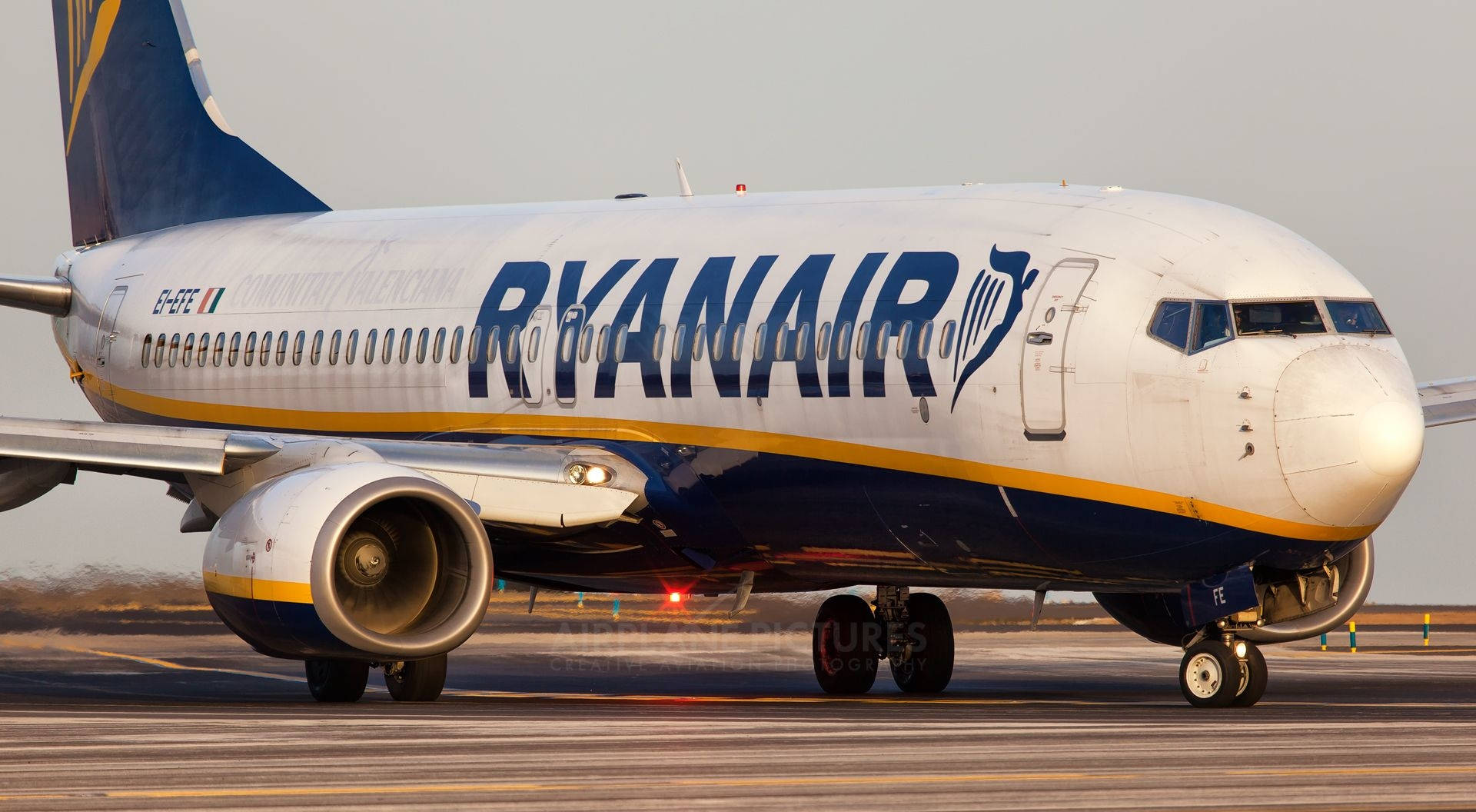 Logotipoda Ryanair No Lado Do Avião. Papel de Parede