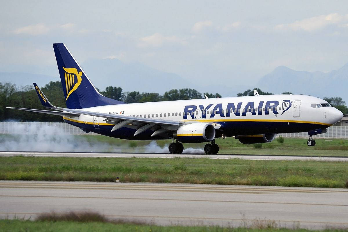 Ryanairpå Gräsbelagd Start- Och Landningsbana. Wallpaper