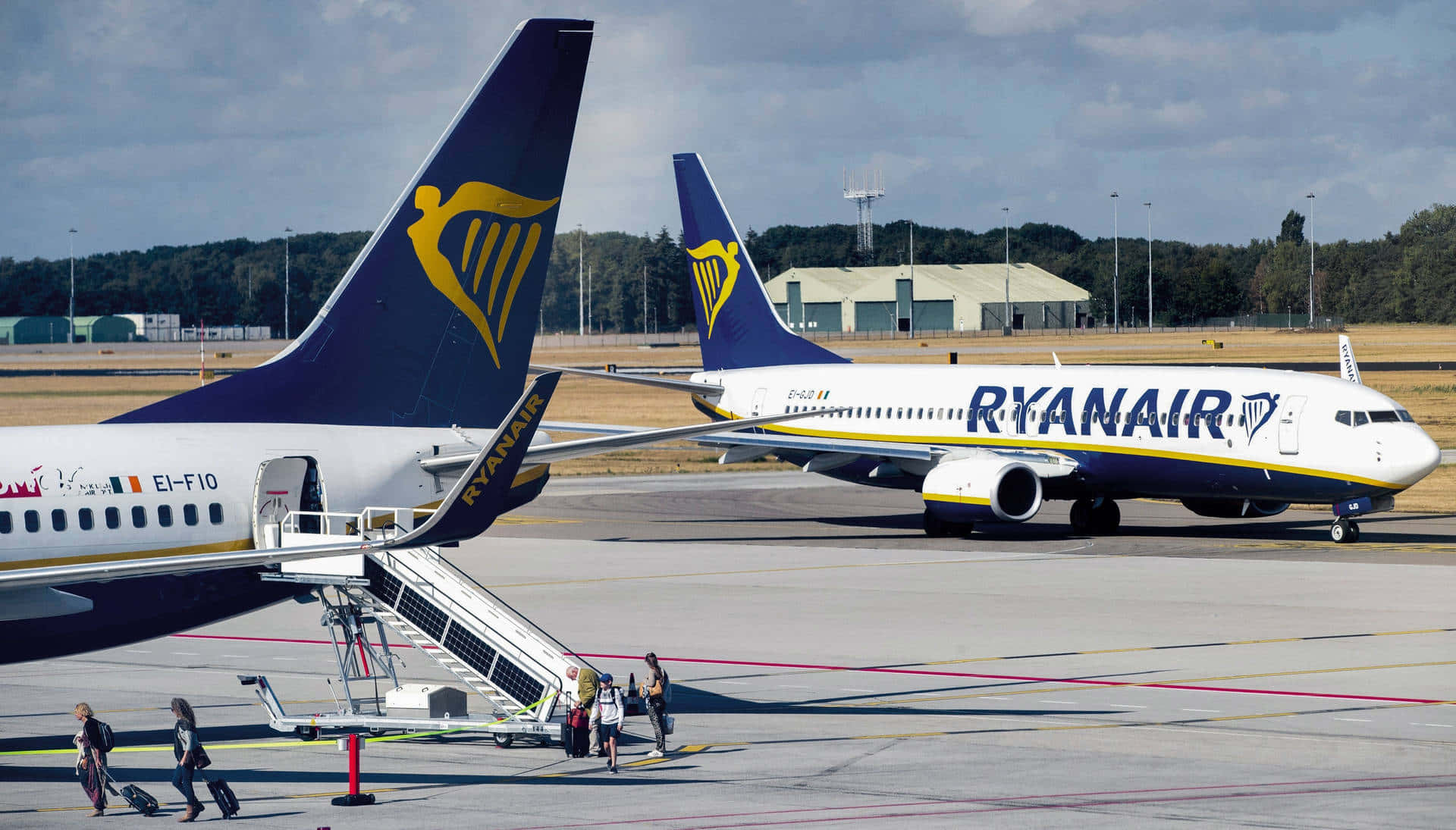 Ryanairsulla Pista Di Rullaggio In Partenza Sfondo
