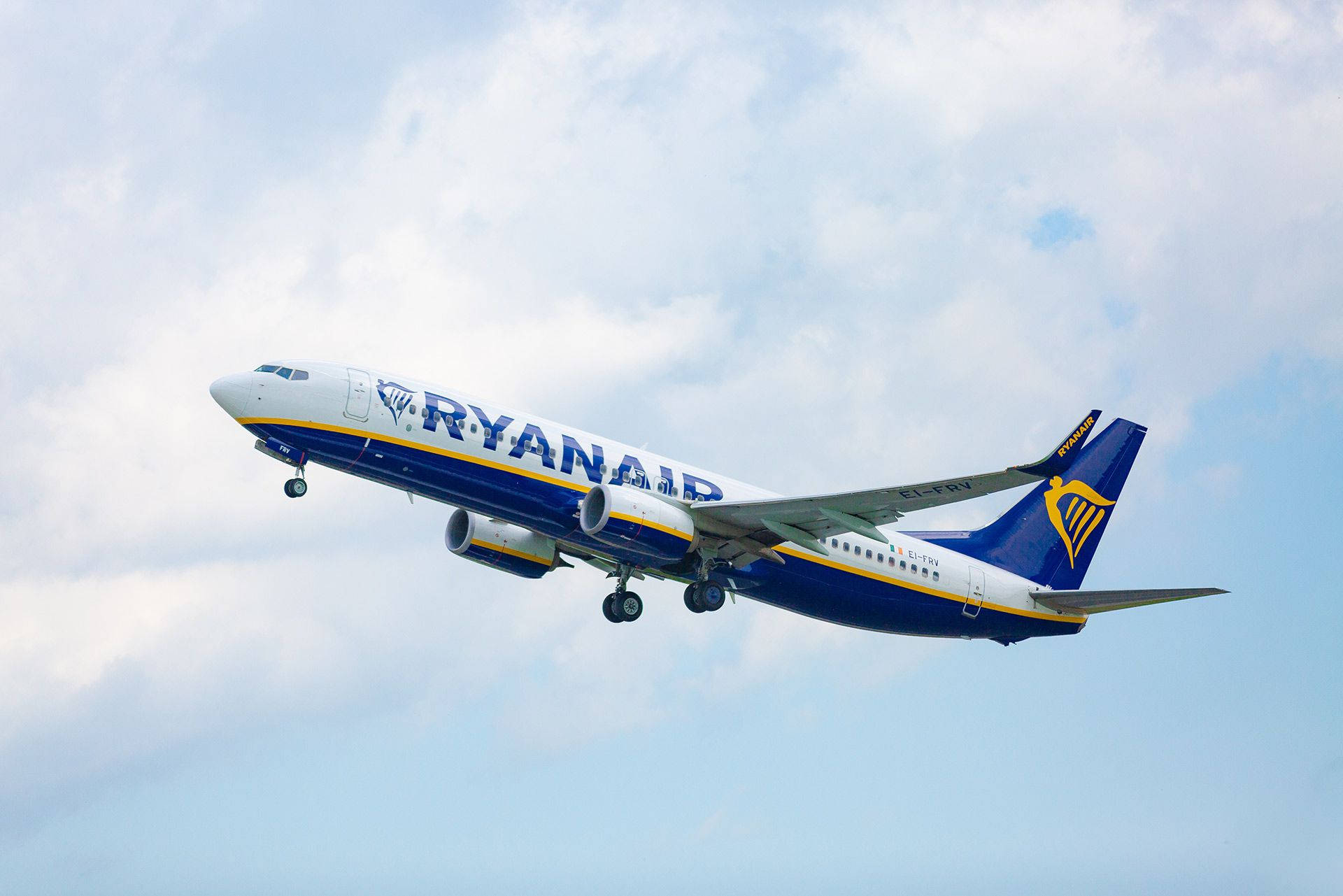 Ryanairflugzeug Fliegt Am Himmel Wallpaper