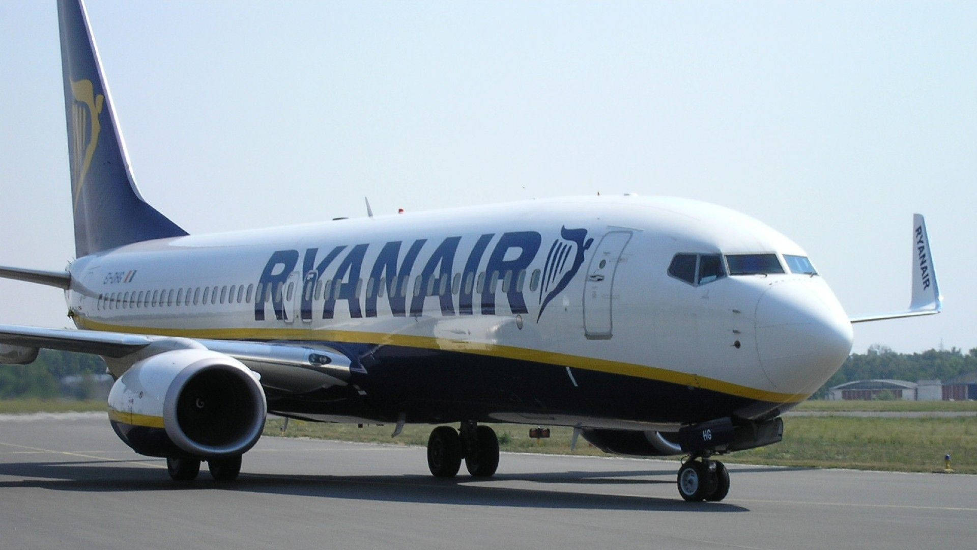 Vistafrontal De Avión De Ryanair. Fondo de pantalla