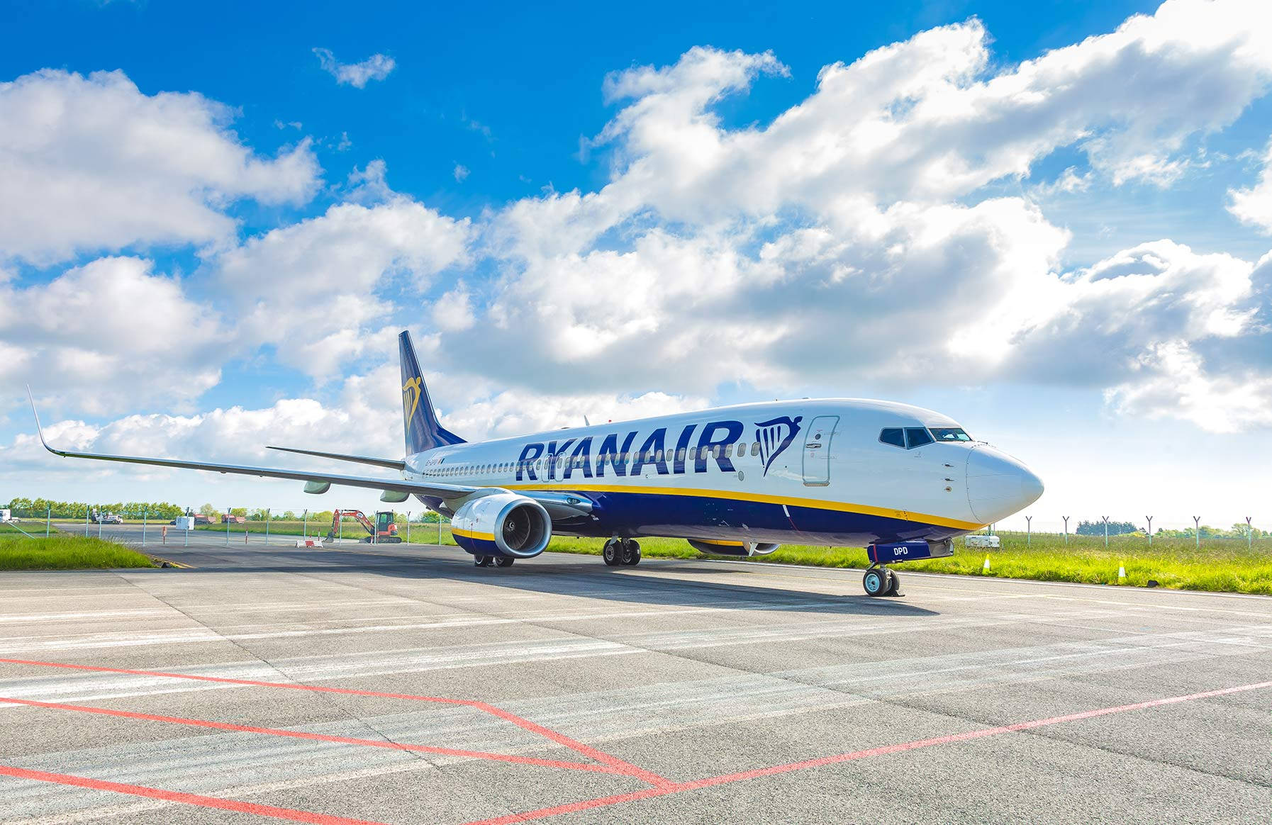 Aviónde Ryanair En La Pista Bajo El Cielo. Fondo de pantalla