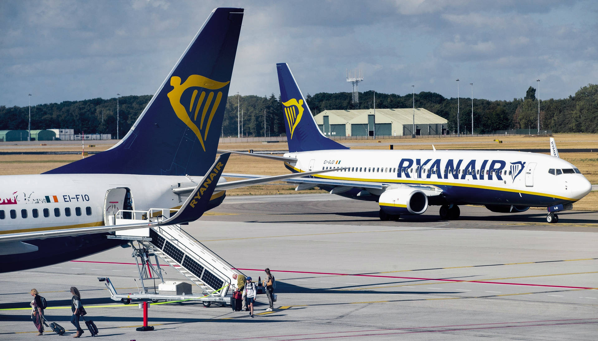 Ryanairaviones Tienen Salidas De Emergencia Abiertas Fondo de pantalla
