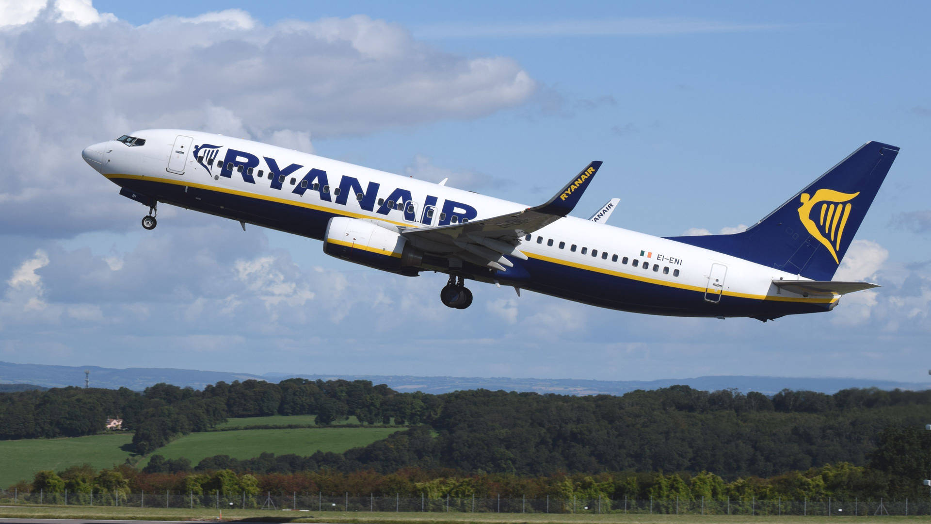 Ryanairdespegando En El Cielo. Fondo de pantalla