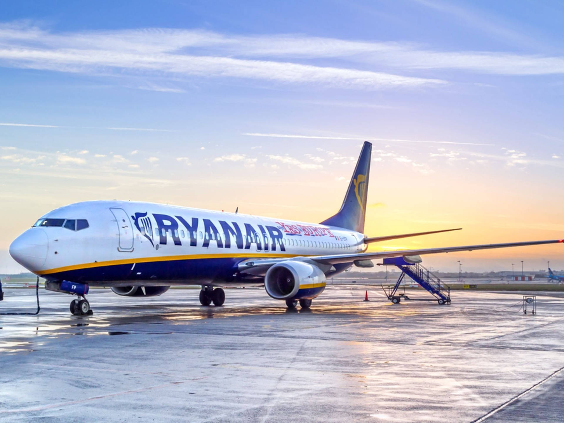Ryanair under solnedgang vådt lufthavn Wallpaper