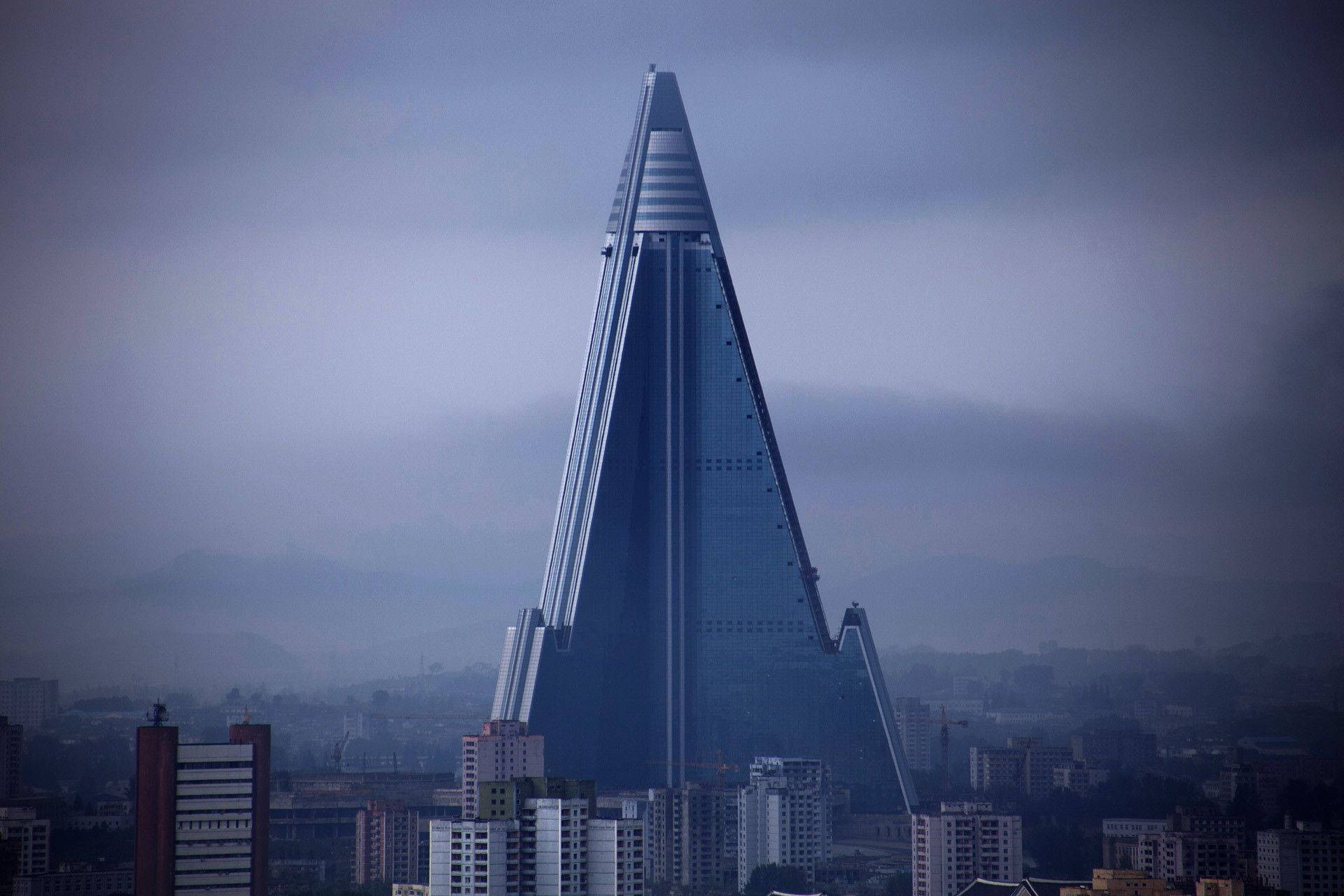 Ryugyonghotel En La Cima De Pyongyang. Fondo de pantalla