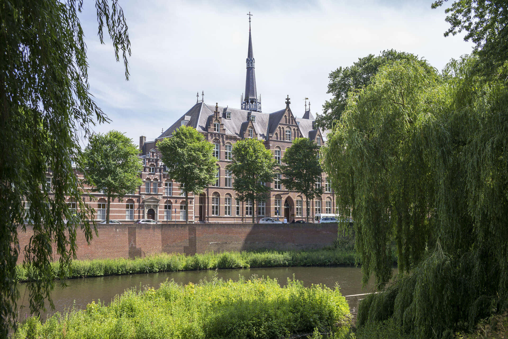 S Hertogenbosch Historic Building Beside Waterway Wallpaper