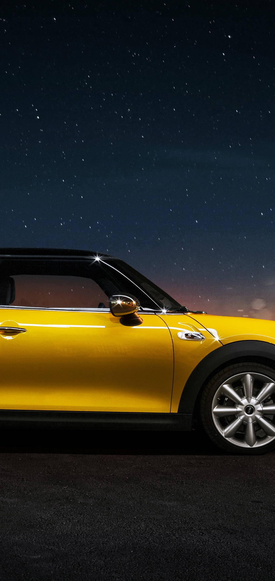 Dette smukke gule Mini Cooper S-tapet giver et anstændigt løft til din skærm. Wallpaper
