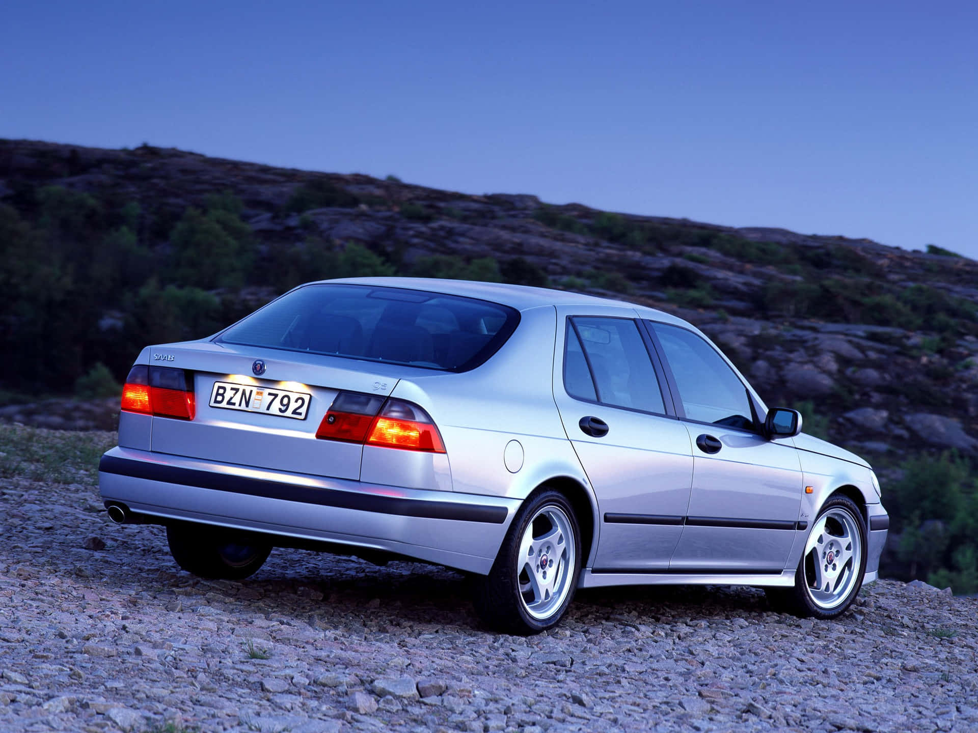 Saab 9-5 In Majestic Silver Shimmer Wallpaper