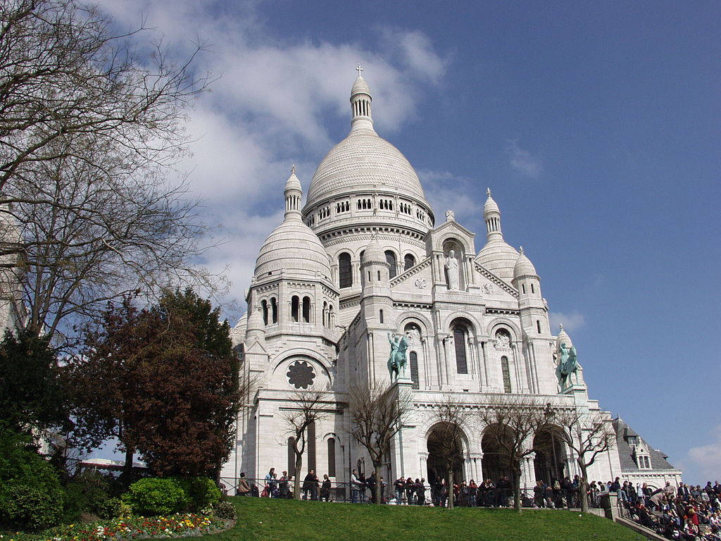 Sacre Coeur With Crowd In Front Wallpaper