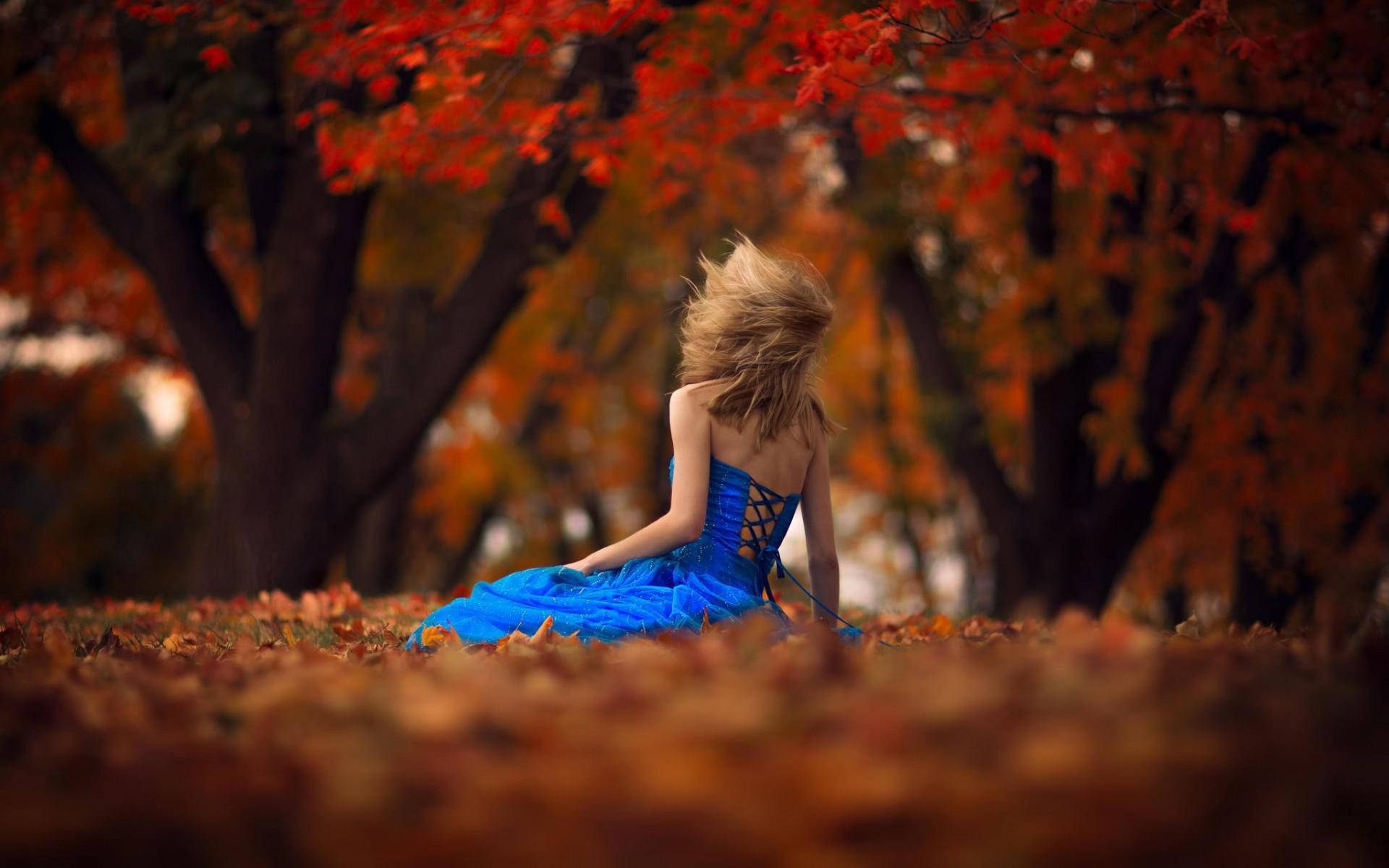 Traurigesmädchen Im Blauen Kleid Im Herbst Wallpaper
