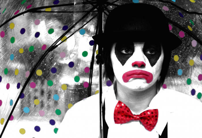 Trist Joker Under En Paraply Wallpaper