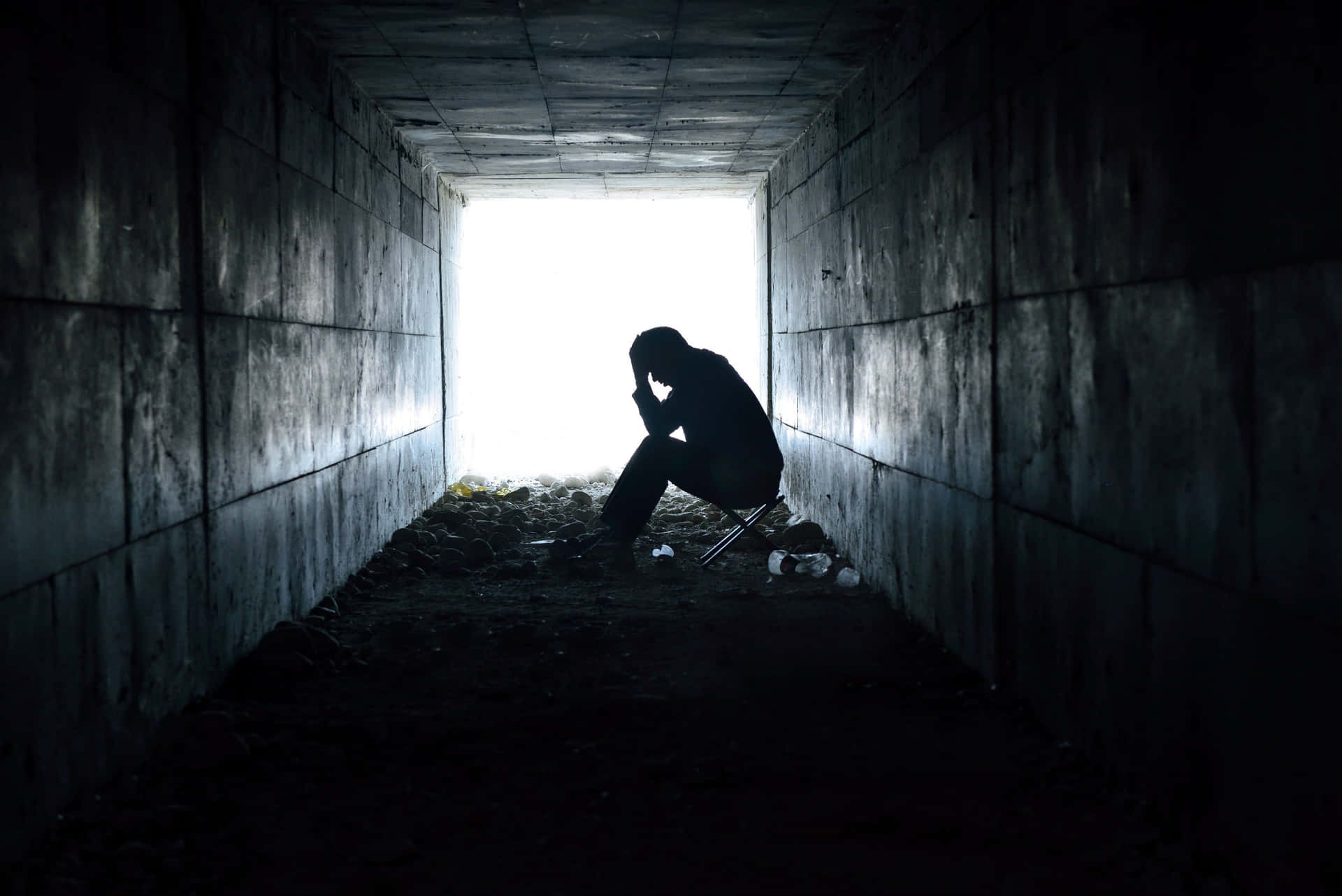 Immaginedi Una Silouhette Di Una Persona Triste In Un Tunnel