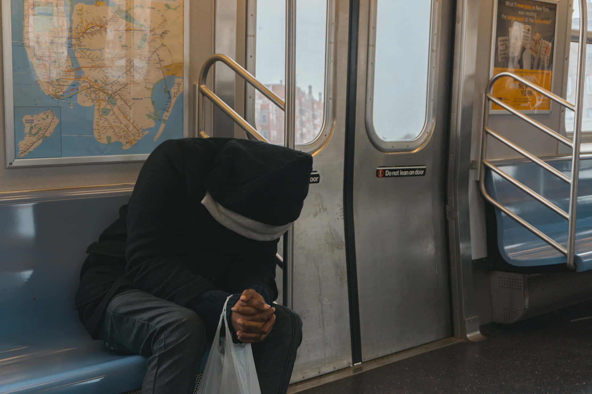 Immaginedi Un Uomo Triste Seduto Su Una Panchina Del Treno