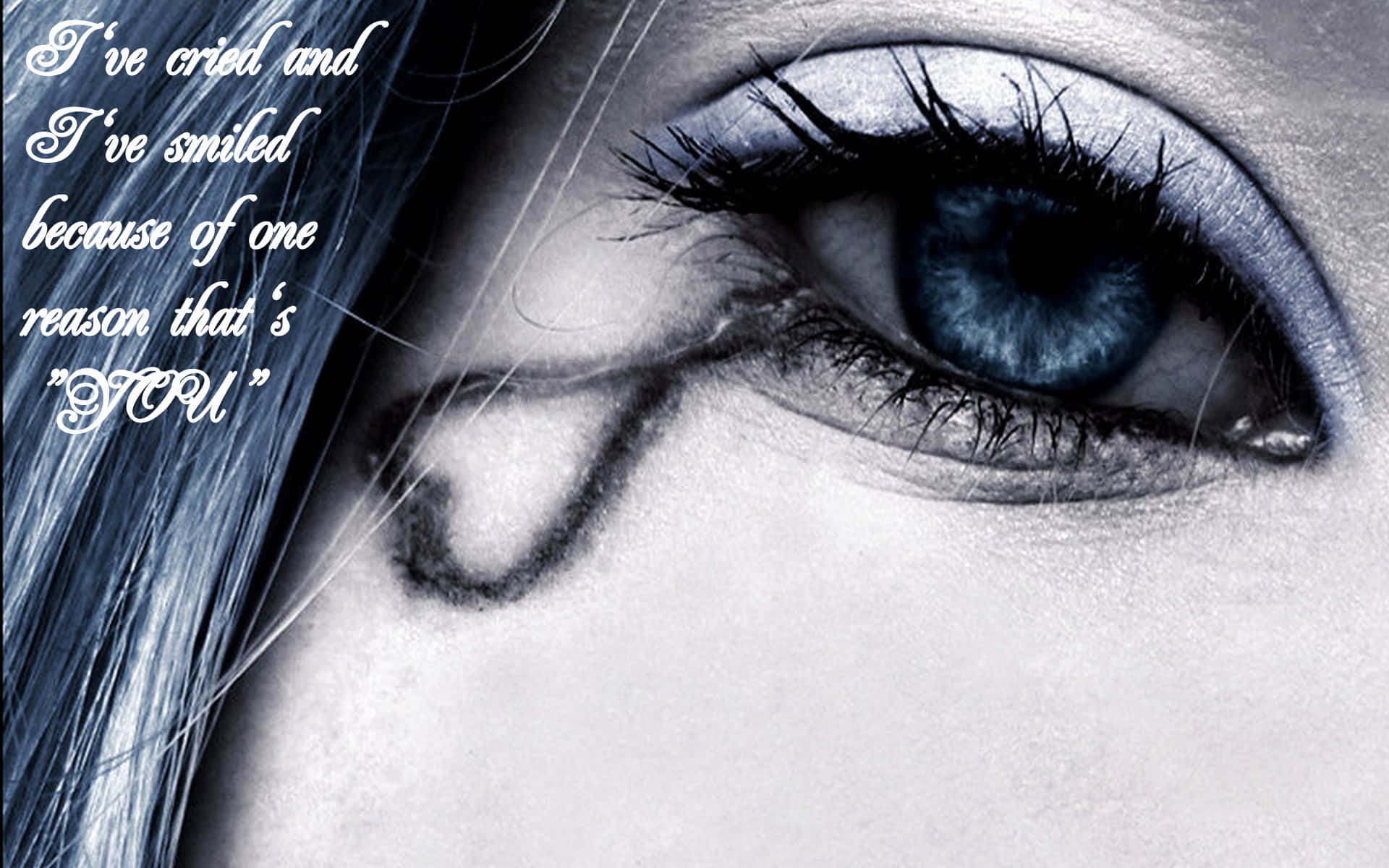 Einefrau Mit Blauen Augen Und Einer Träne In Ihrem Auge Wallpaper