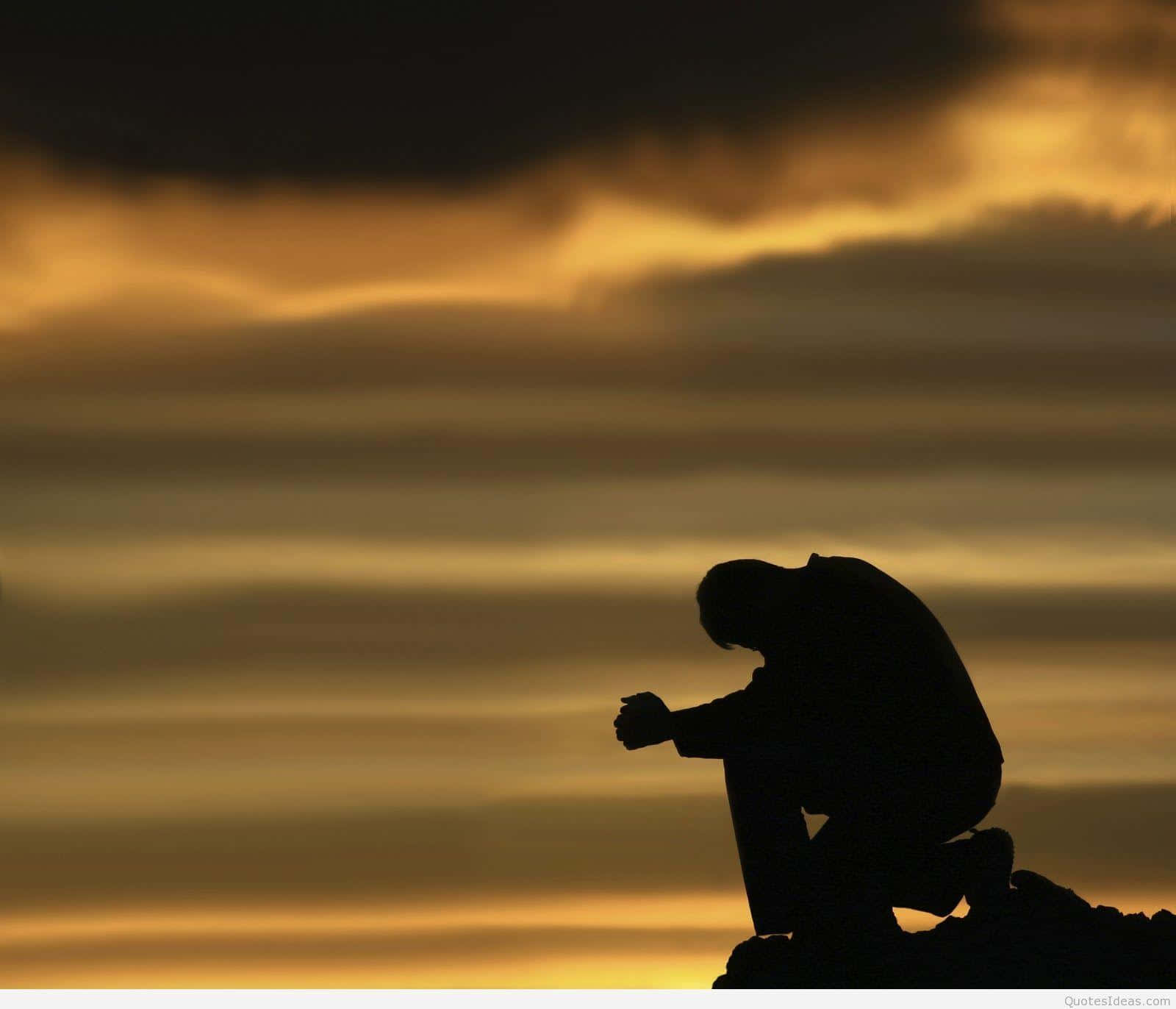 En mand knælende ned i bøn Wallpaper