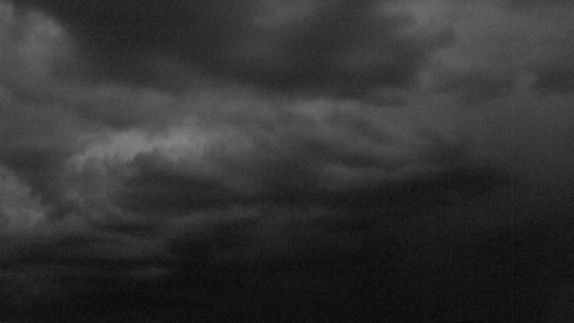 Einschwarz-weißes Foto Eines Stürmischen Himmels. Wallpaper
