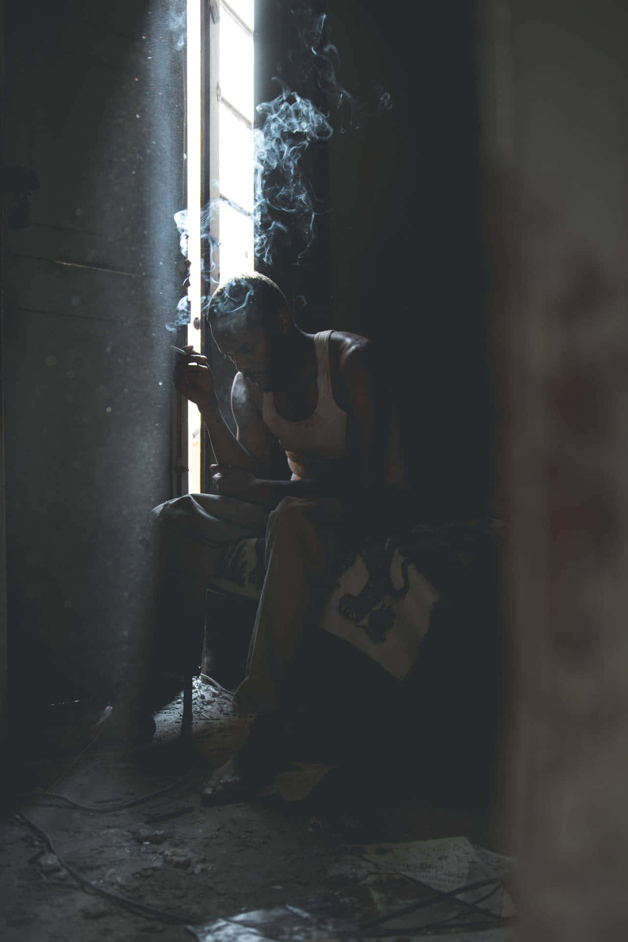 Vibestristes: Hombre Fumando En Un Lugar Abandonado. Fondo de pantalla