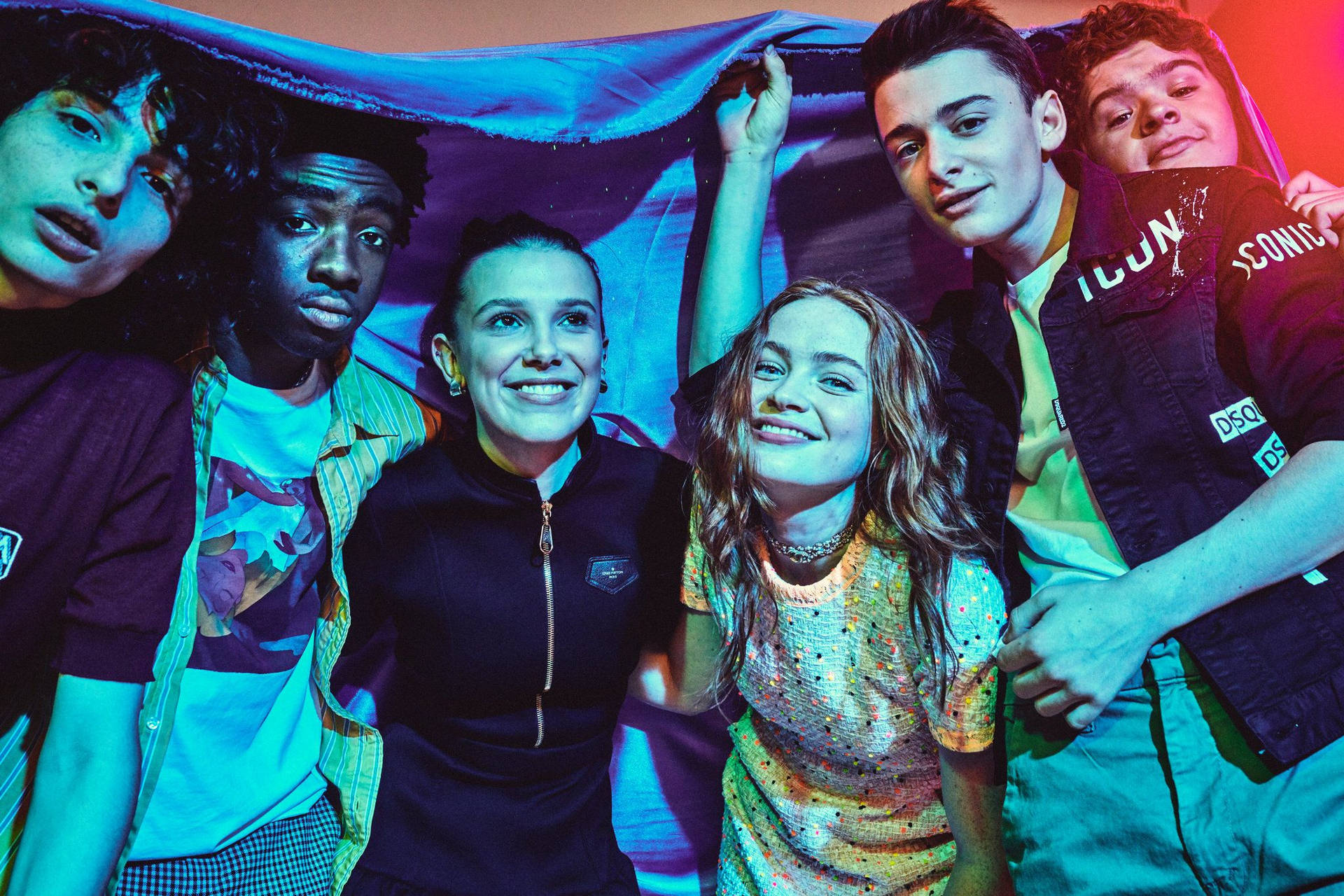 Sadie Sink With The Other Cast Wallpaper