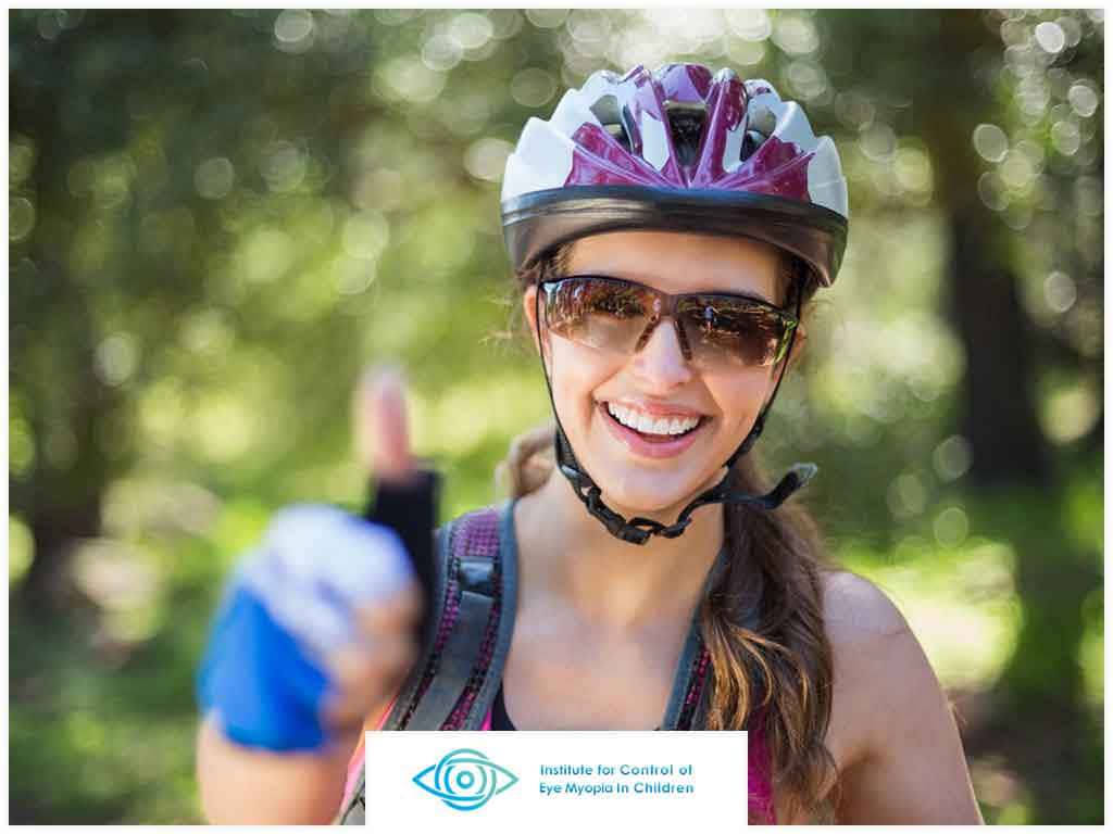 Bildeiner Frau Beim Sport-radfahren Mit Schutzbrille