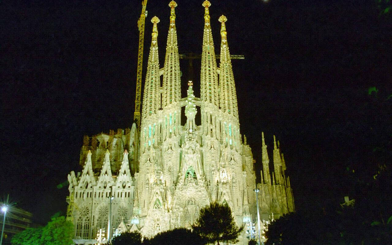 Sagrada Familia At Night Wallpaper