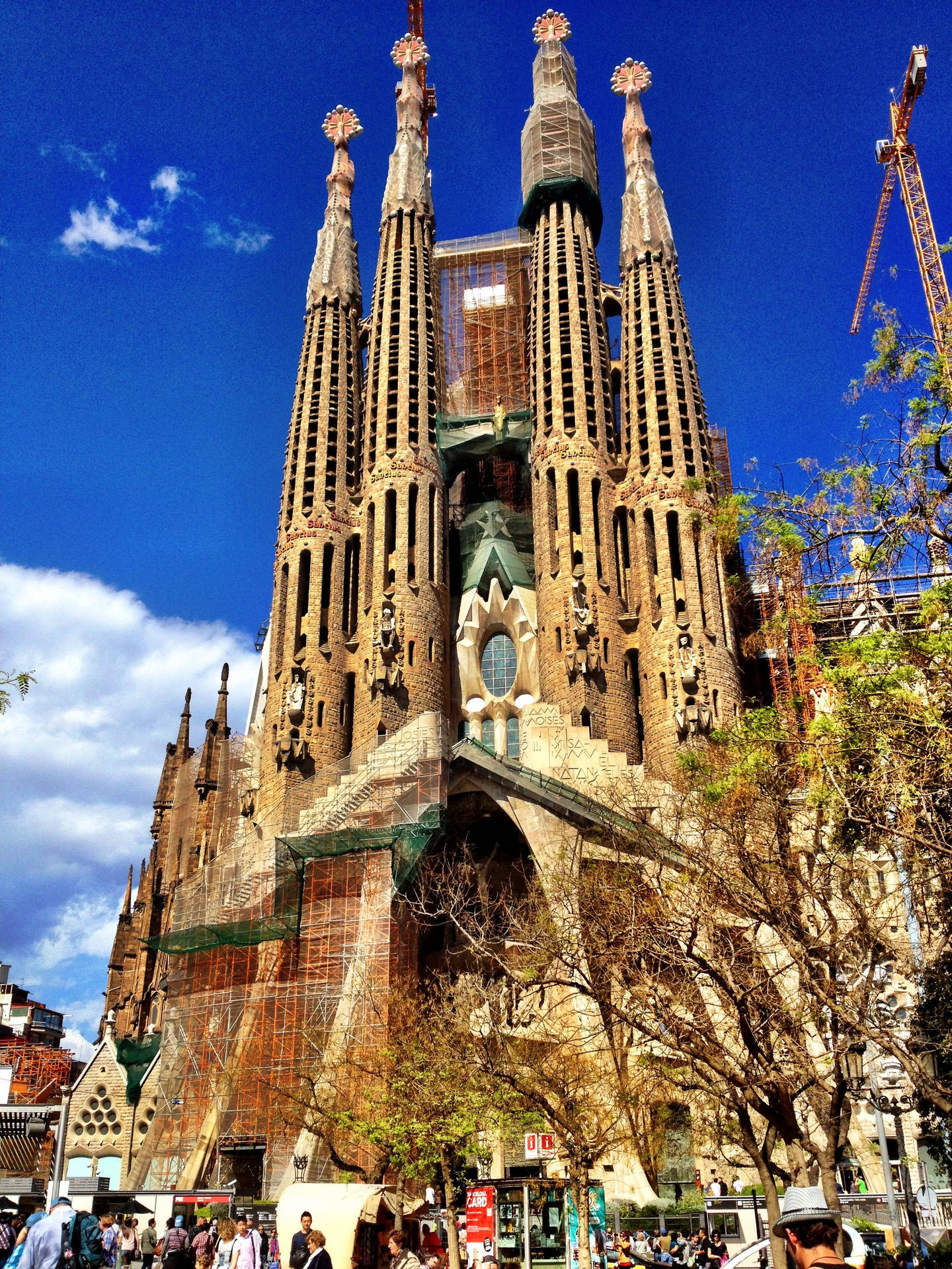 Sagrada Familia Back Many Tourists Wallpaper