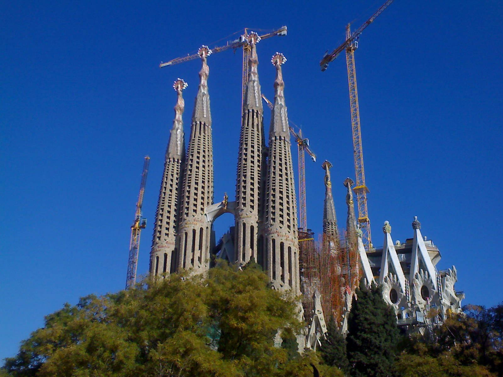 Sagrada Familia Blue Sky Cranes Wallpaper