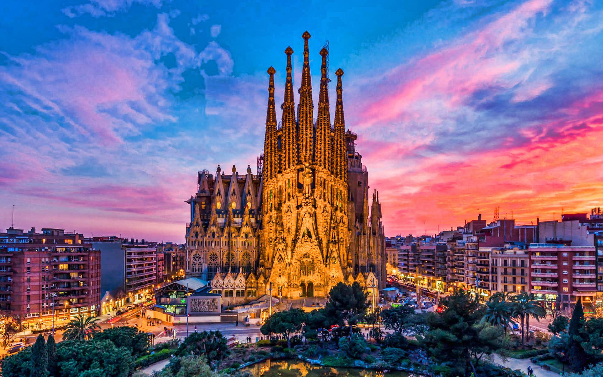 Sagrada Familia farverig aften himmel tapet: Wallpaper