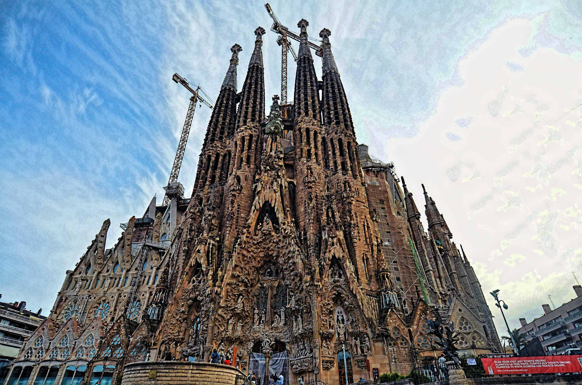 Den Sagrada Familia Construction Overvældende Enté Wallpaper