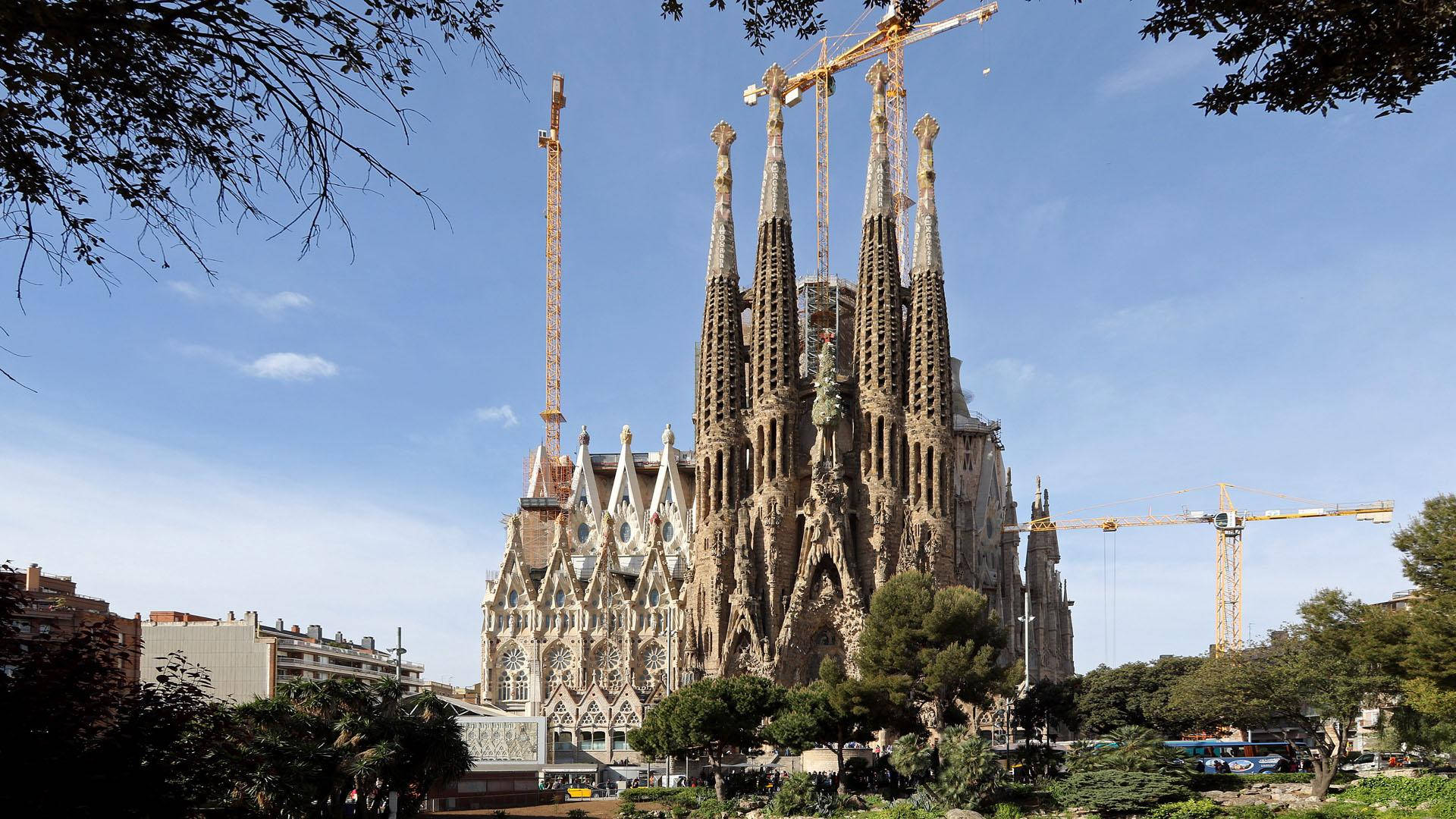 Sagrada Familia Cranes From Side Wallpaper