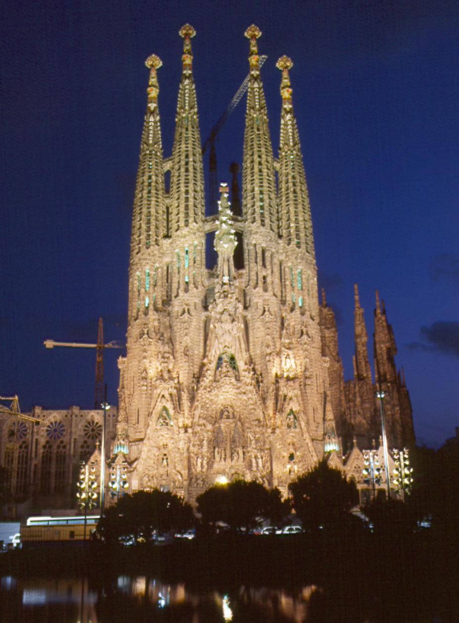 Sæt scenen for en aften på Sagrada Familia! Wallpaper