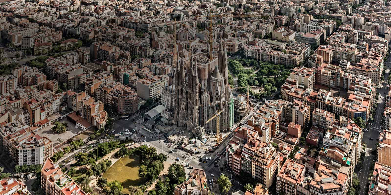 Sagrada Familia Kvarter Fra oven - Indblik i et livligt gadeområde Wallpaper