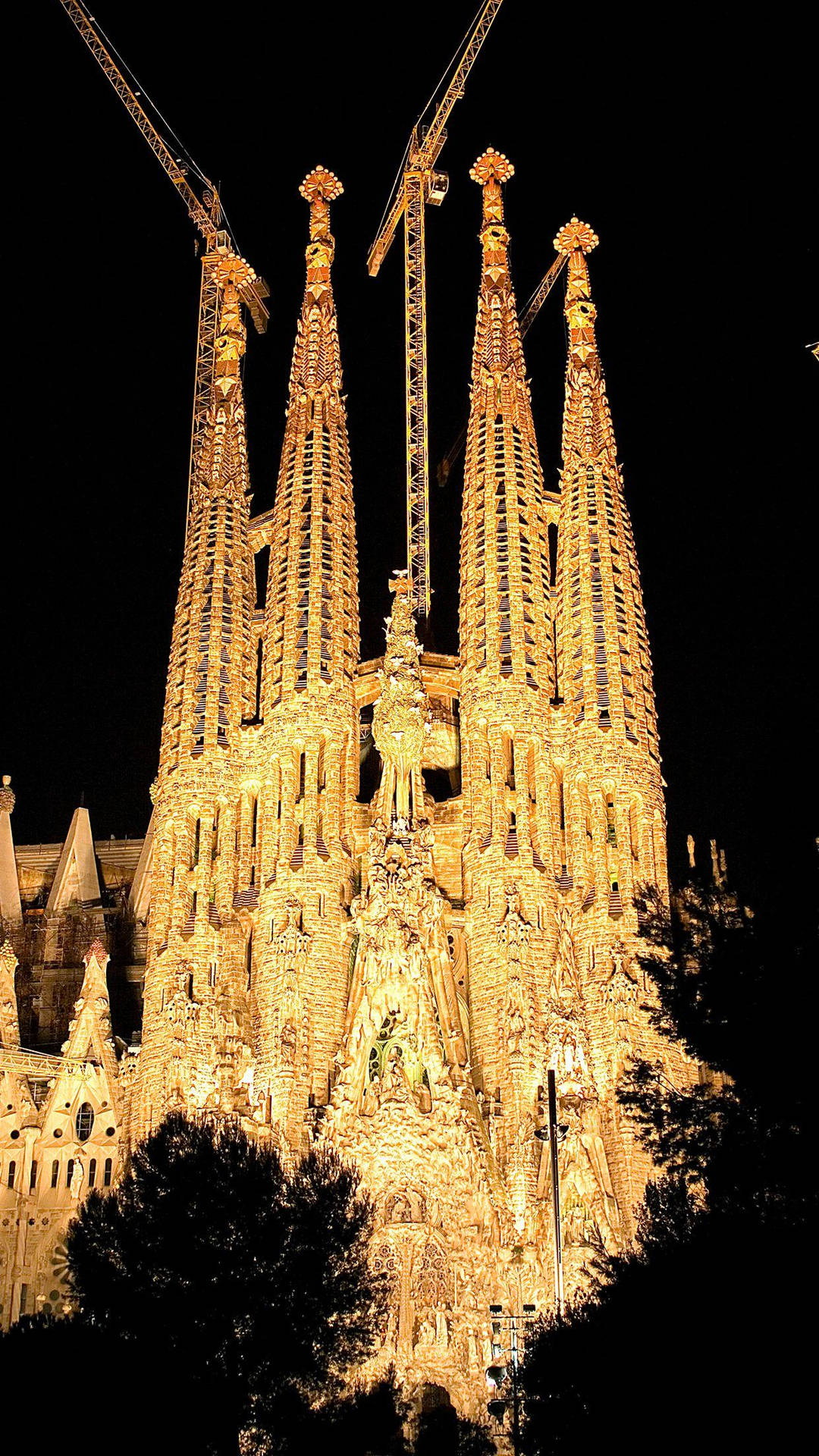 Se en storslået natlig udgave af Sagrada Familia på din telefon. Wallpaper