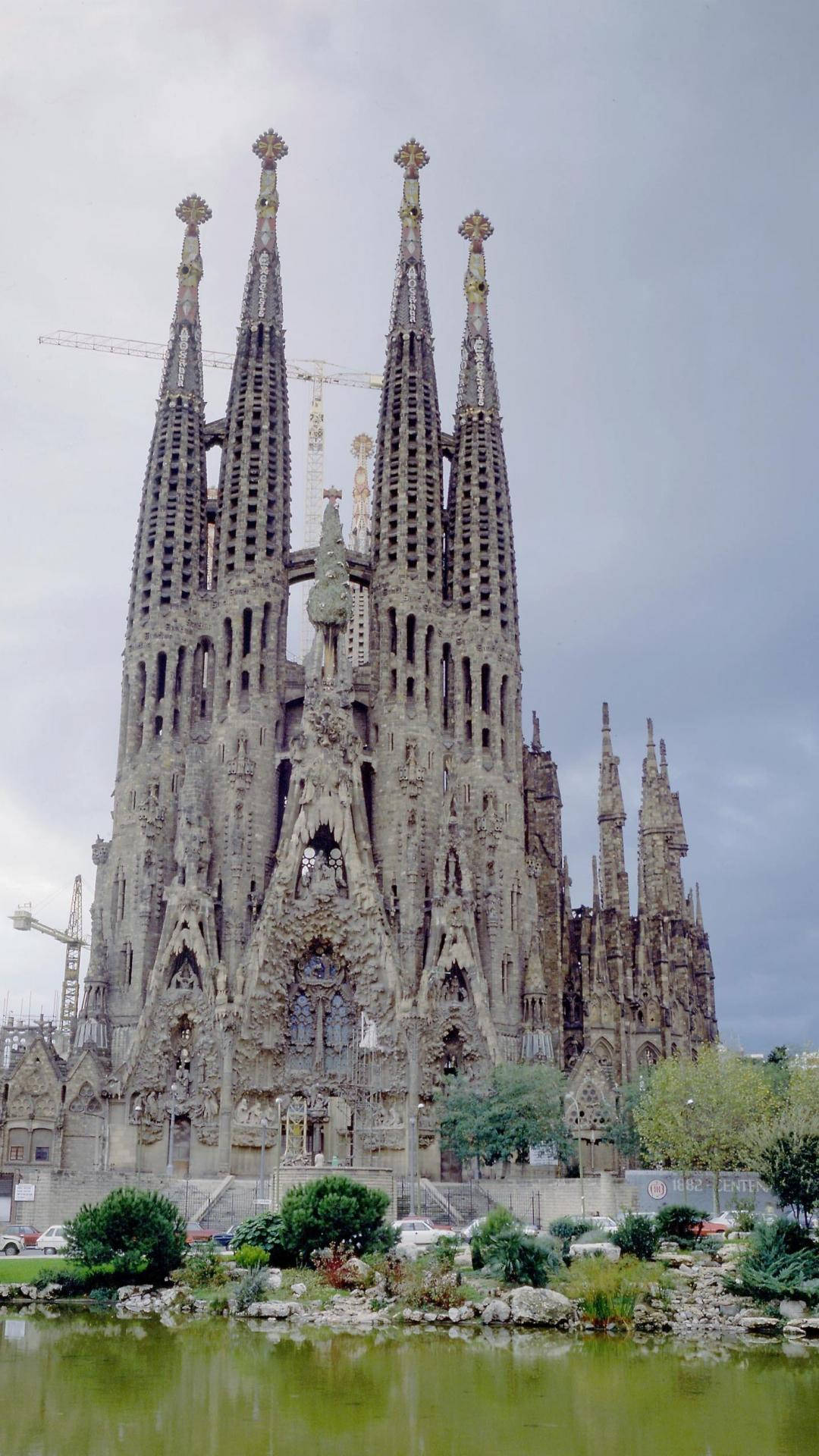 Sagrada Familia Telefon Ponderer: Bliv vækket af spansk kunst fra bygninger i dette passende dynamiske baggrundsbillede. Wallpaper